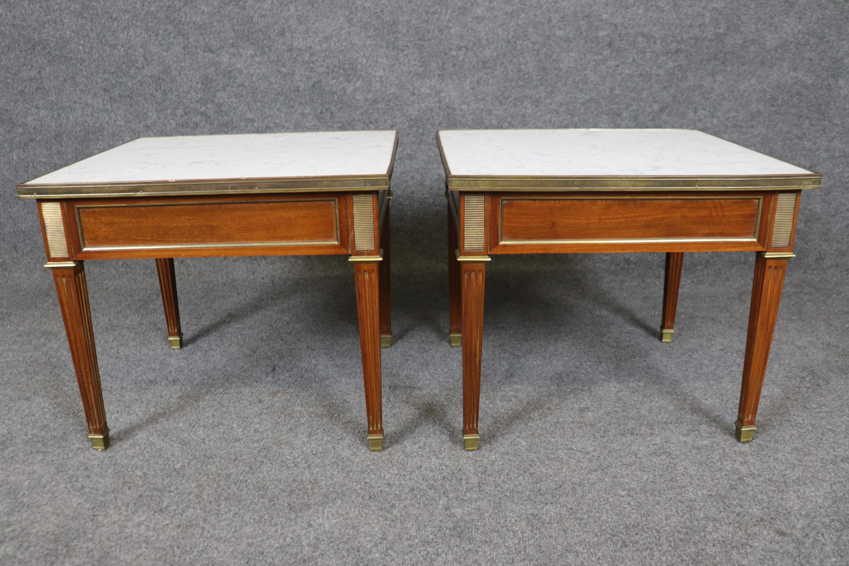 Beistelltische mit Carrara-Marmorplatte und Goldbronze-Montierung, Maison Jansen zugeschrieben, Paar im Angebot 2
