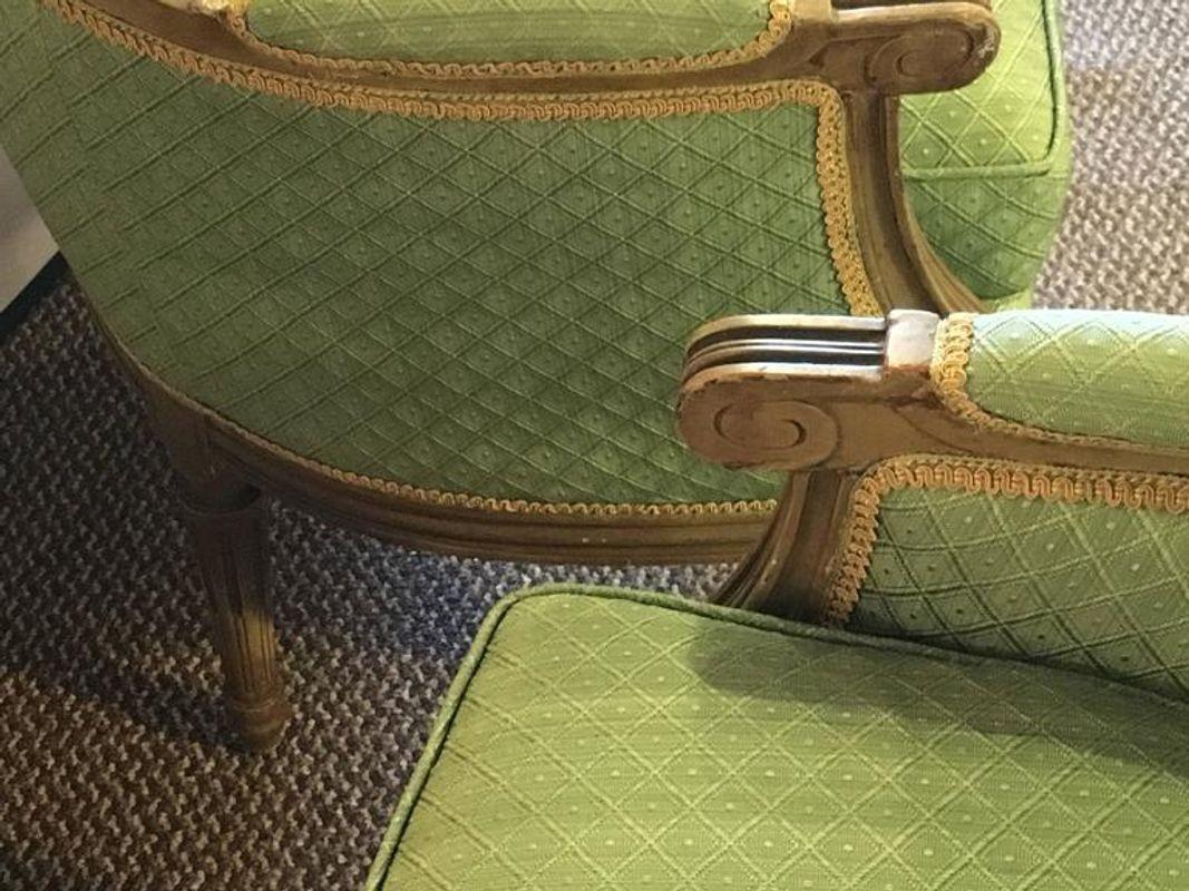 Paire de chaises bergères de style Louis XVI estampillées Maison Jansen, France Bon état à Stamford, CT