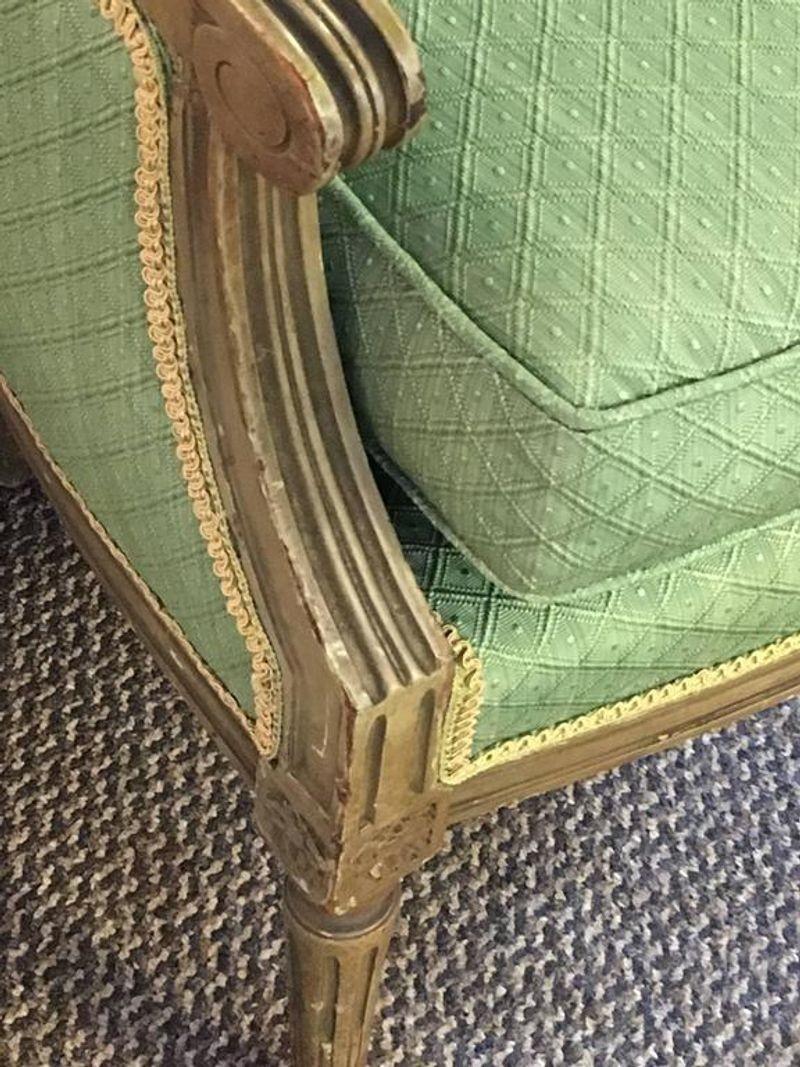 Milieu du XXe siècle Paire de chaises bergères de style Louis XVI estampillées Maison Jansen, France