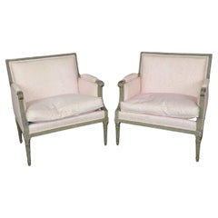 Pareja de sillas de bergere estilo Maison Jansen de color verde grisáceo apenado y moaré ruborizado