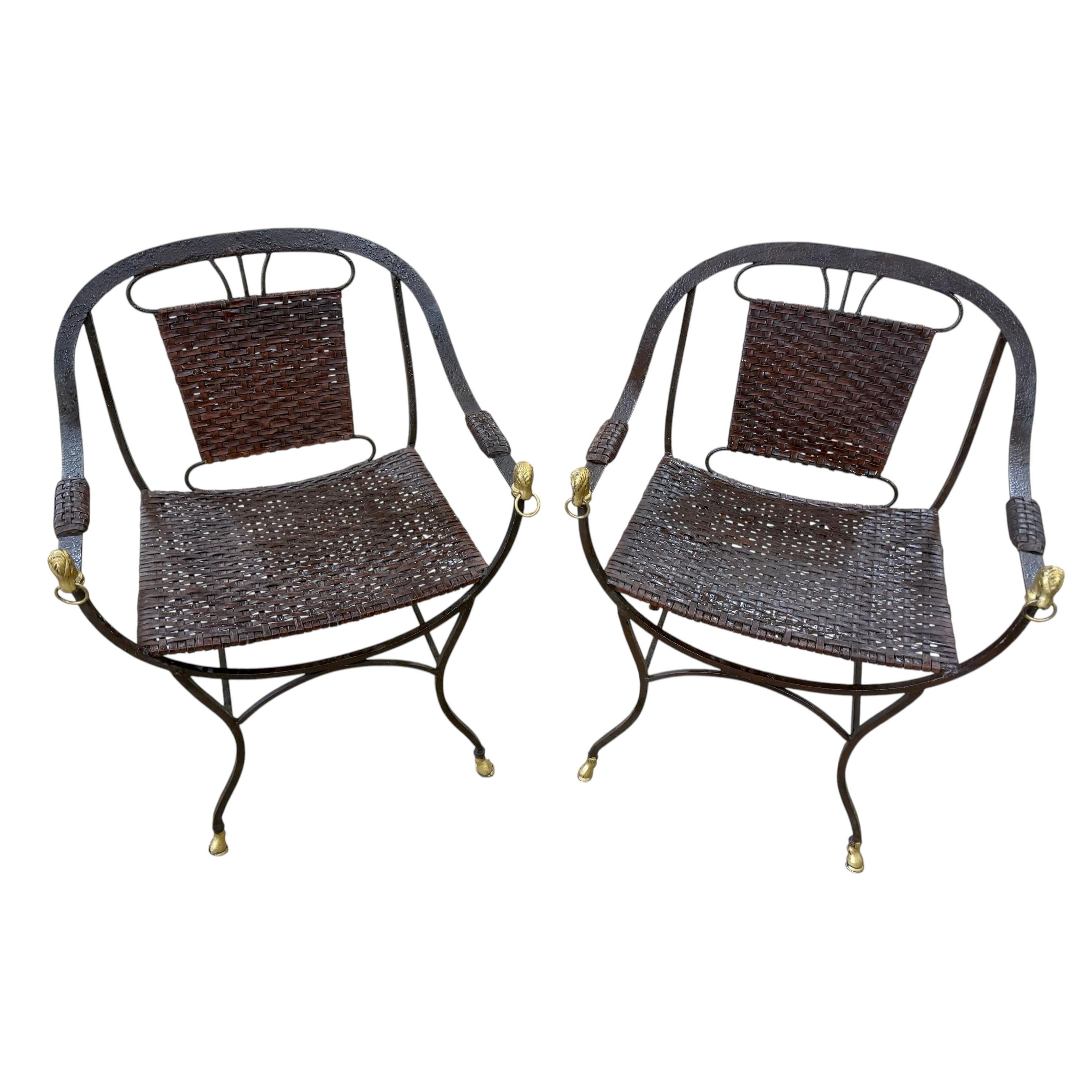 Paire de chaises Curule de style équestre de la Maison Jansen avec têtes de chevaux dorées en vente