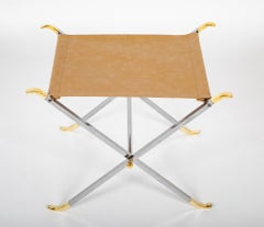 Coppia di sgabelli a X in acciaio e ottone lucidato in stile Maison Jansen con sedute in pelle