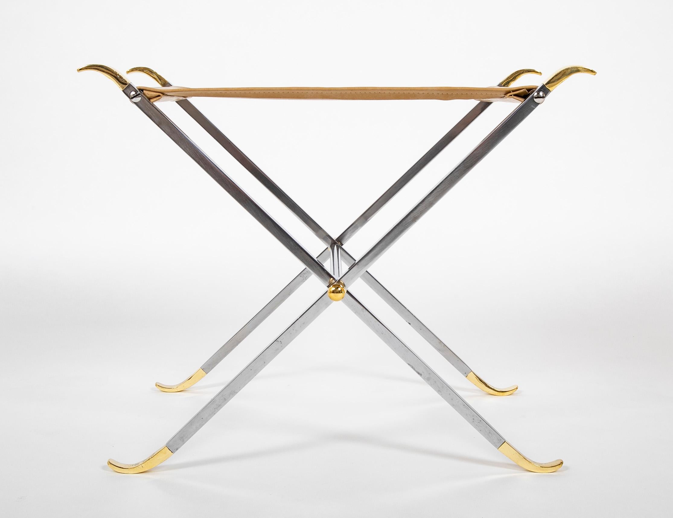 Paar X-Hocker aus poliertem Stahl und Messing im Maison Jansen-Stil mit Ledersitzen (Moderne der Mitte des Jahrhunderts) im Angebot