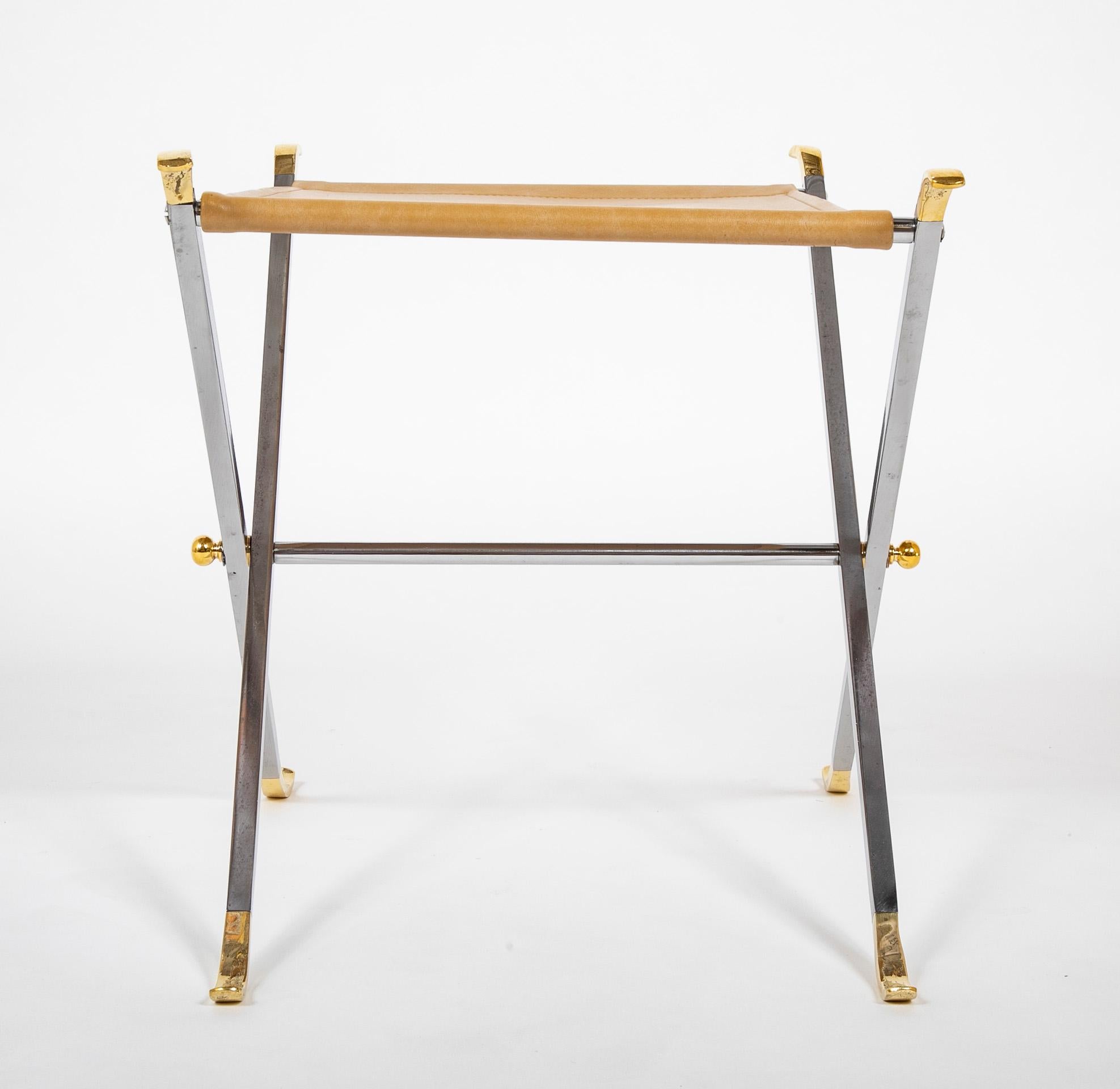 Paire de tabourets en forme de X en acier poli et laiton de style Maison Jansen avec sièges en cuir Bon état - En vente à Stamford, CT