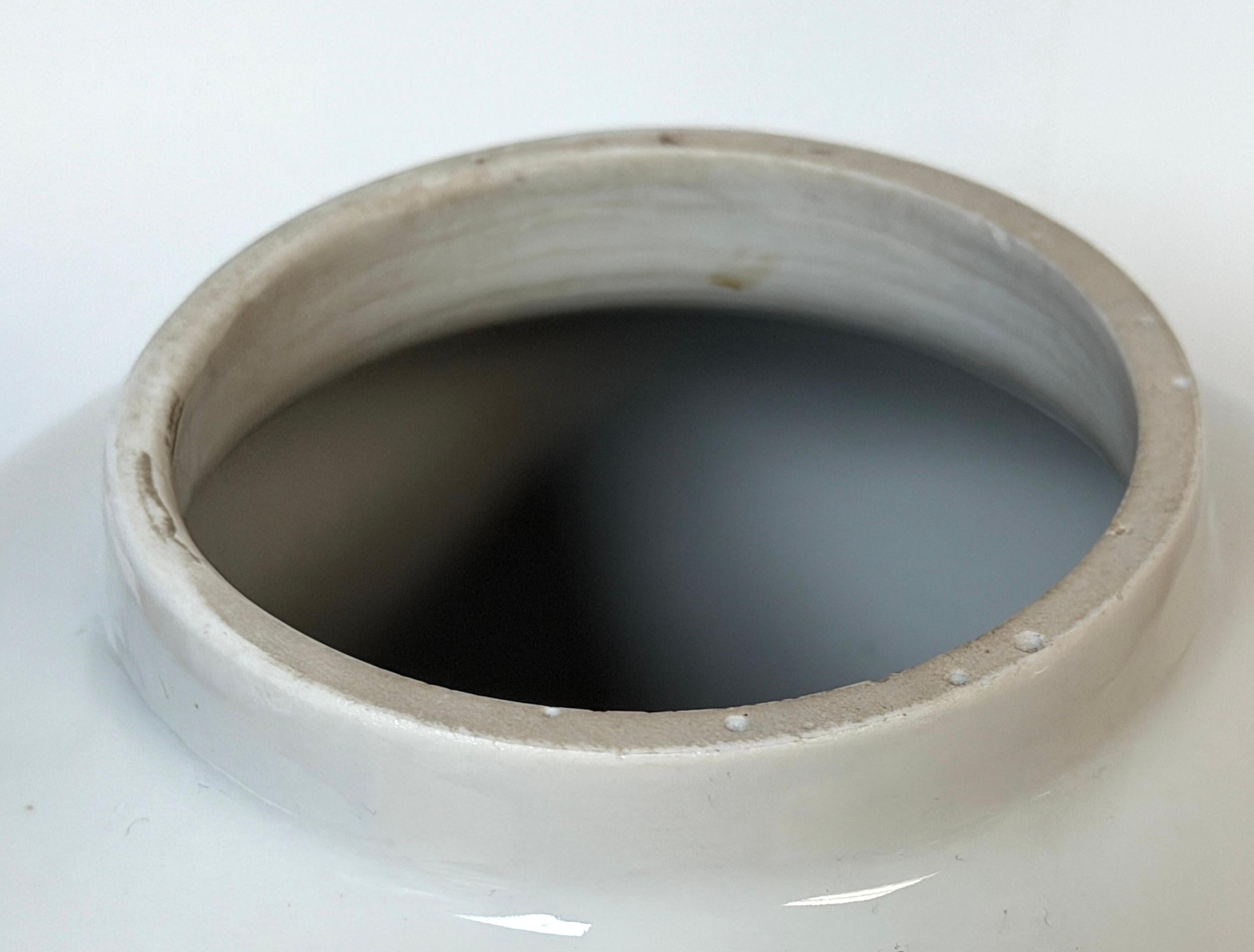 Pair Maison Jansen Style Porcelaine de Paris Covered Urns Gilt Feather Motif For Sale 3