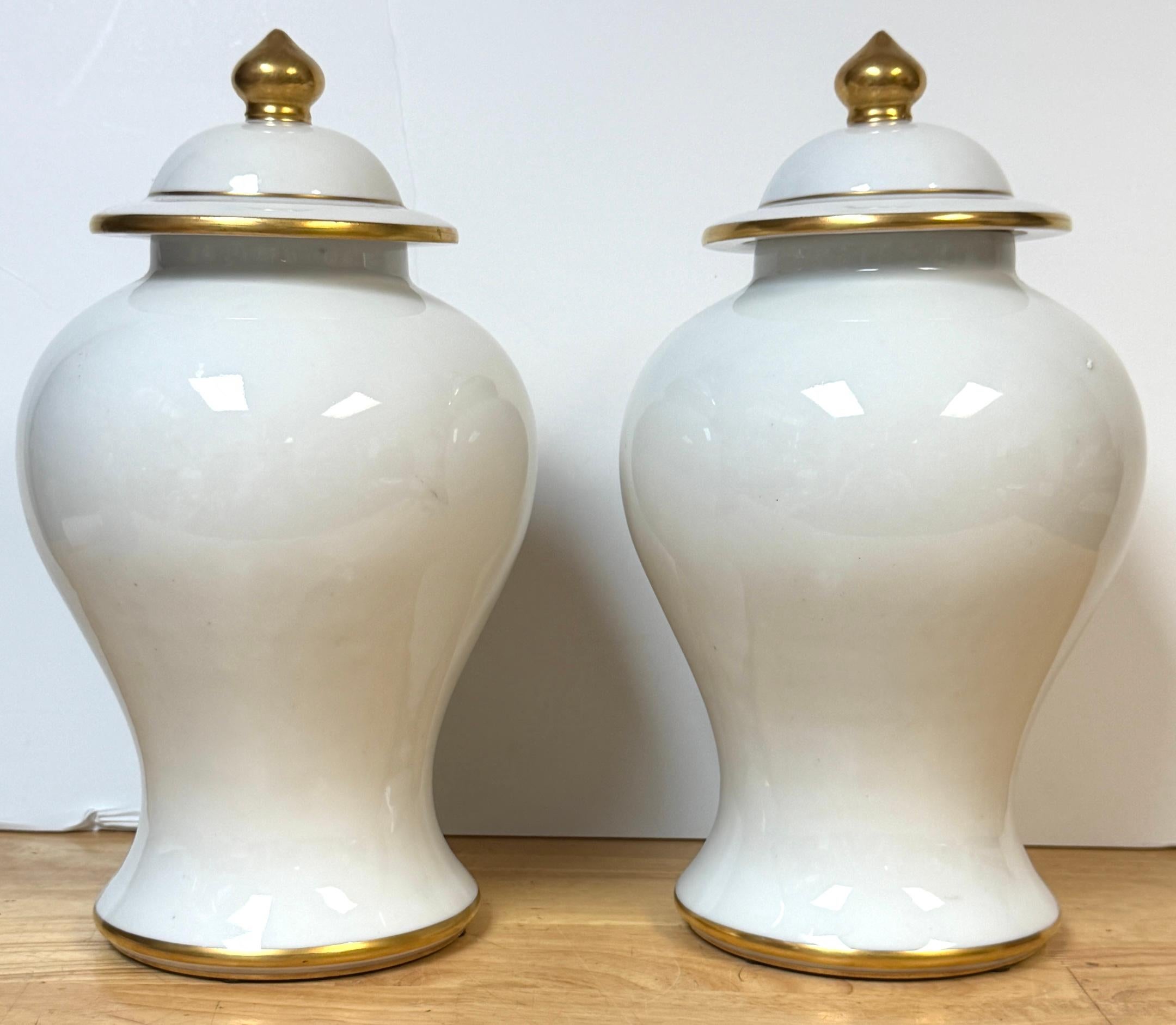 Pair Maison Jansen Style Porcelaine de Paris Covered Urns Gilt Feather Motif In Good Condition For Sale In West Palm Beach, FL