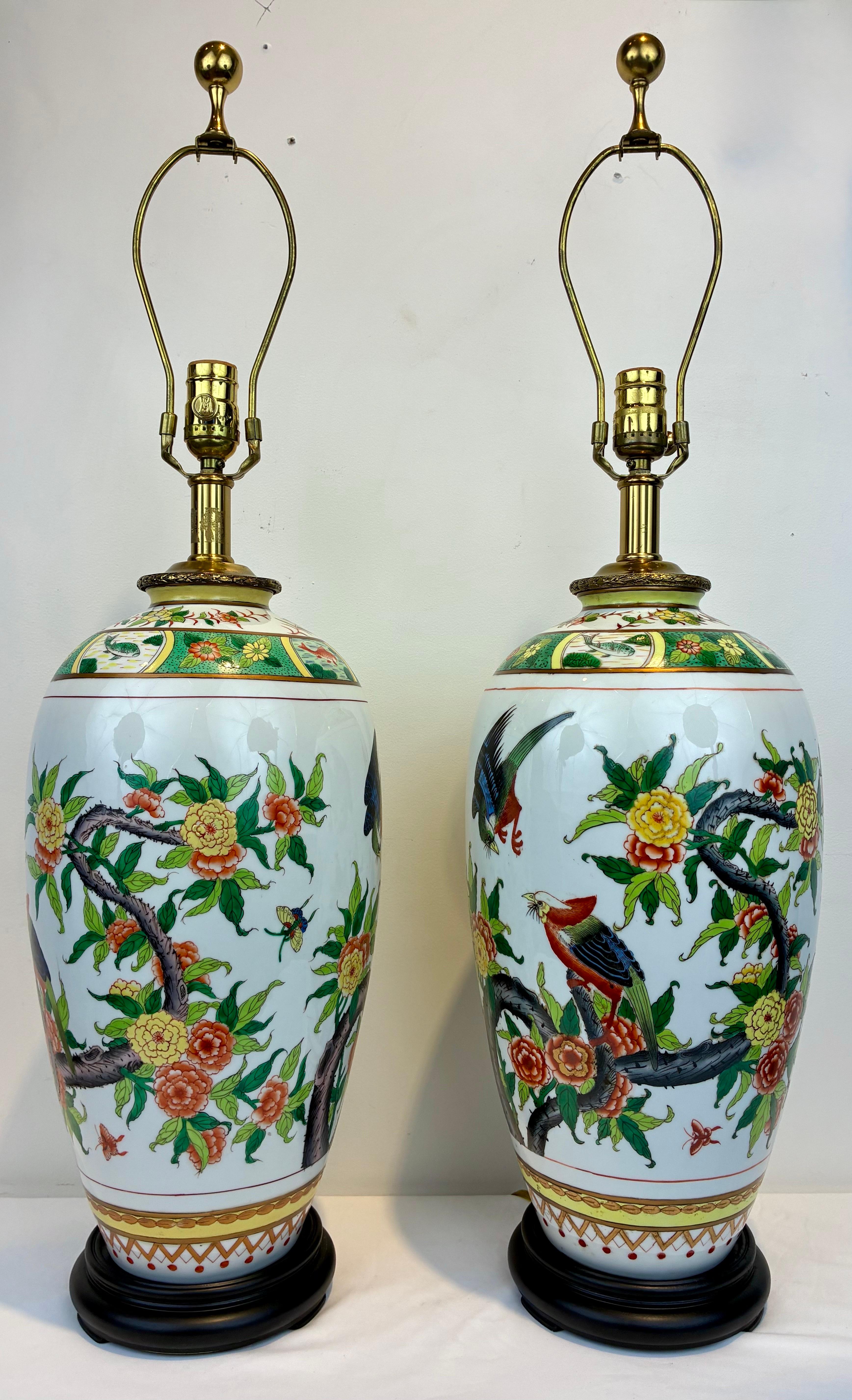 Pair Maitland Smith Chinese Export Style Porcelain Lamps. In Good Condition For Sale In Pittsburgh, PA