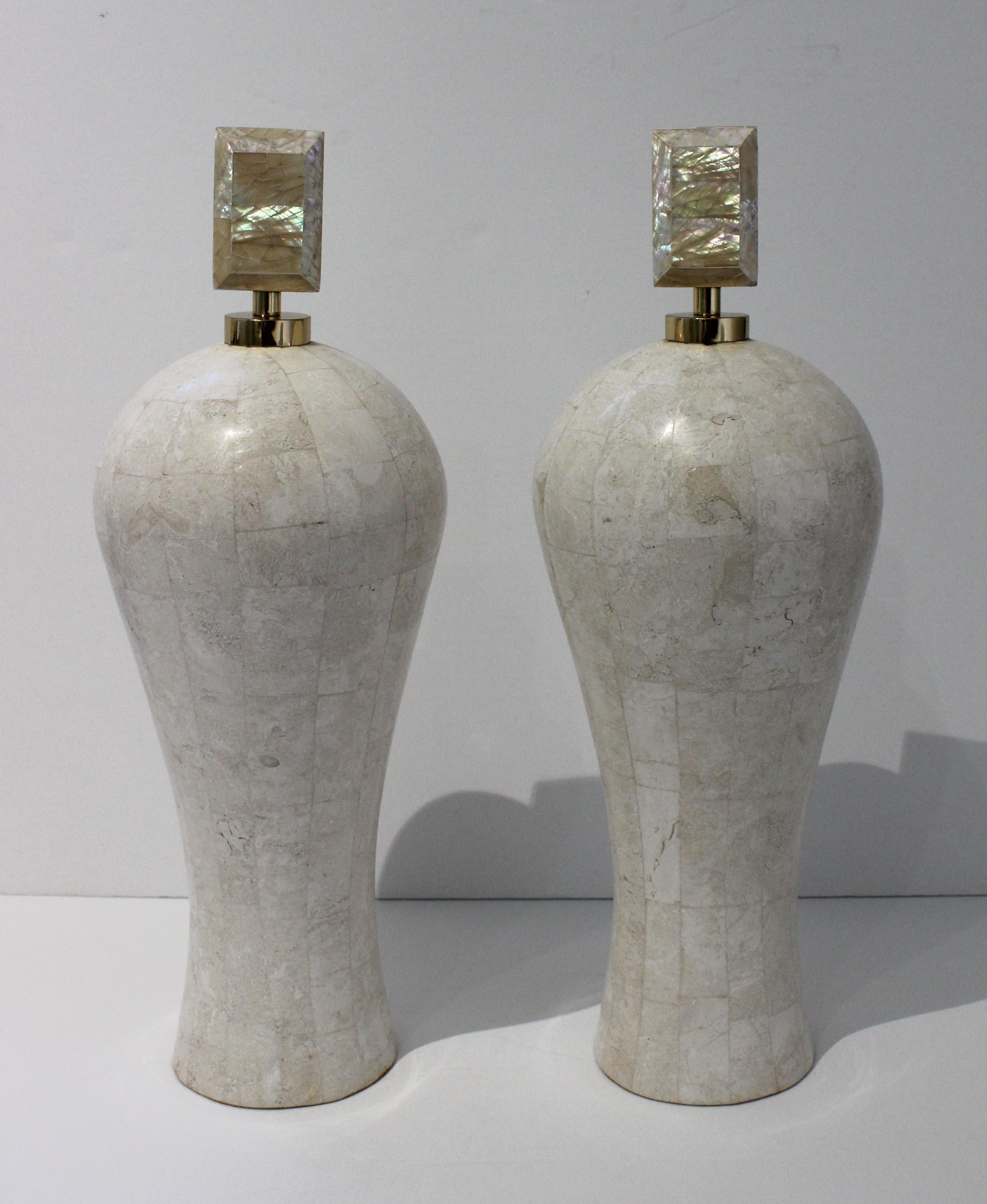 Stylish decorative marble vases with mother-of-pearl and brass stoppers. Vintage Maitland-Smith Garniture Vases in Tessellated Marble Mother-of-Pearl and brass - a Pair - from a Palm Beach estate.

As hand-fashioned items, they have slightly