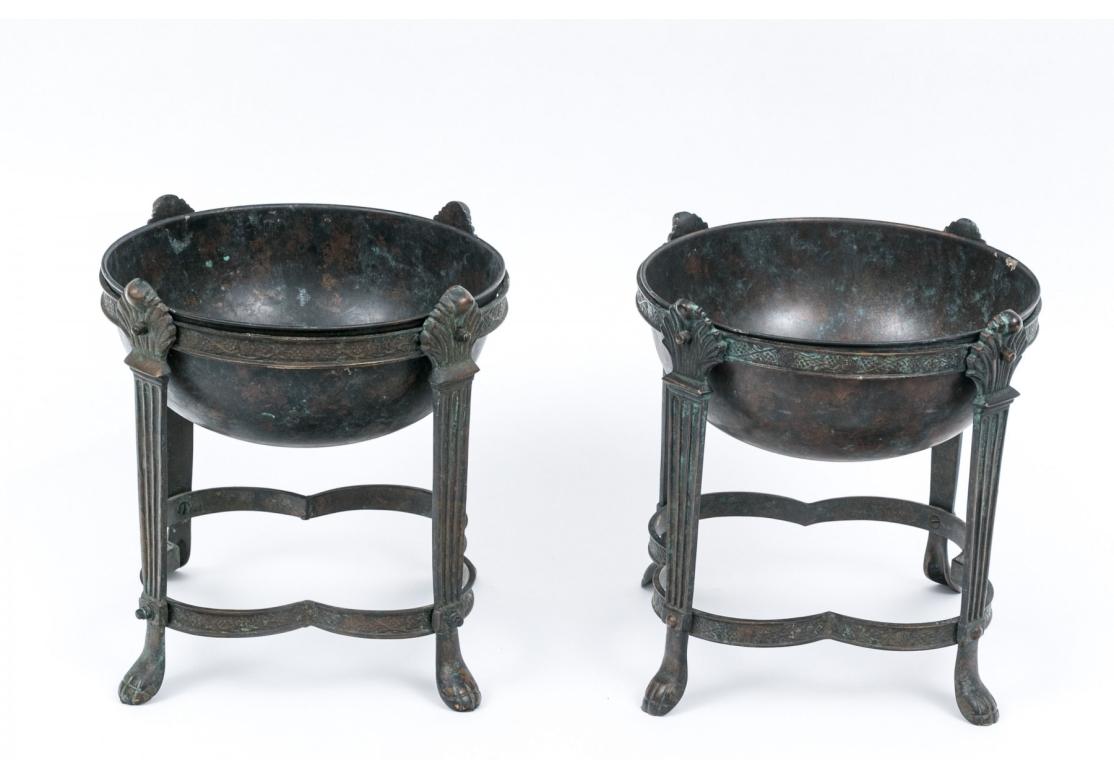 Ein Paar Maitland Smith Pflanzgefäße oder Jardinières. Diese Stücke weisen ein klassisches Design mit einem schalenförmigen Oberteil auf, das von vier Beinen getragen wird, die jeweils in einem Tatzenfuß enden. Die Beine sind durch eine Streckbank