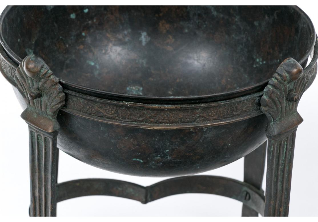 Paar Maitland Smith Ltd. Indien gemacht patiniert Kupfer Kompott Schalen oder Jardiniere (Neoklassisch) im Angebot