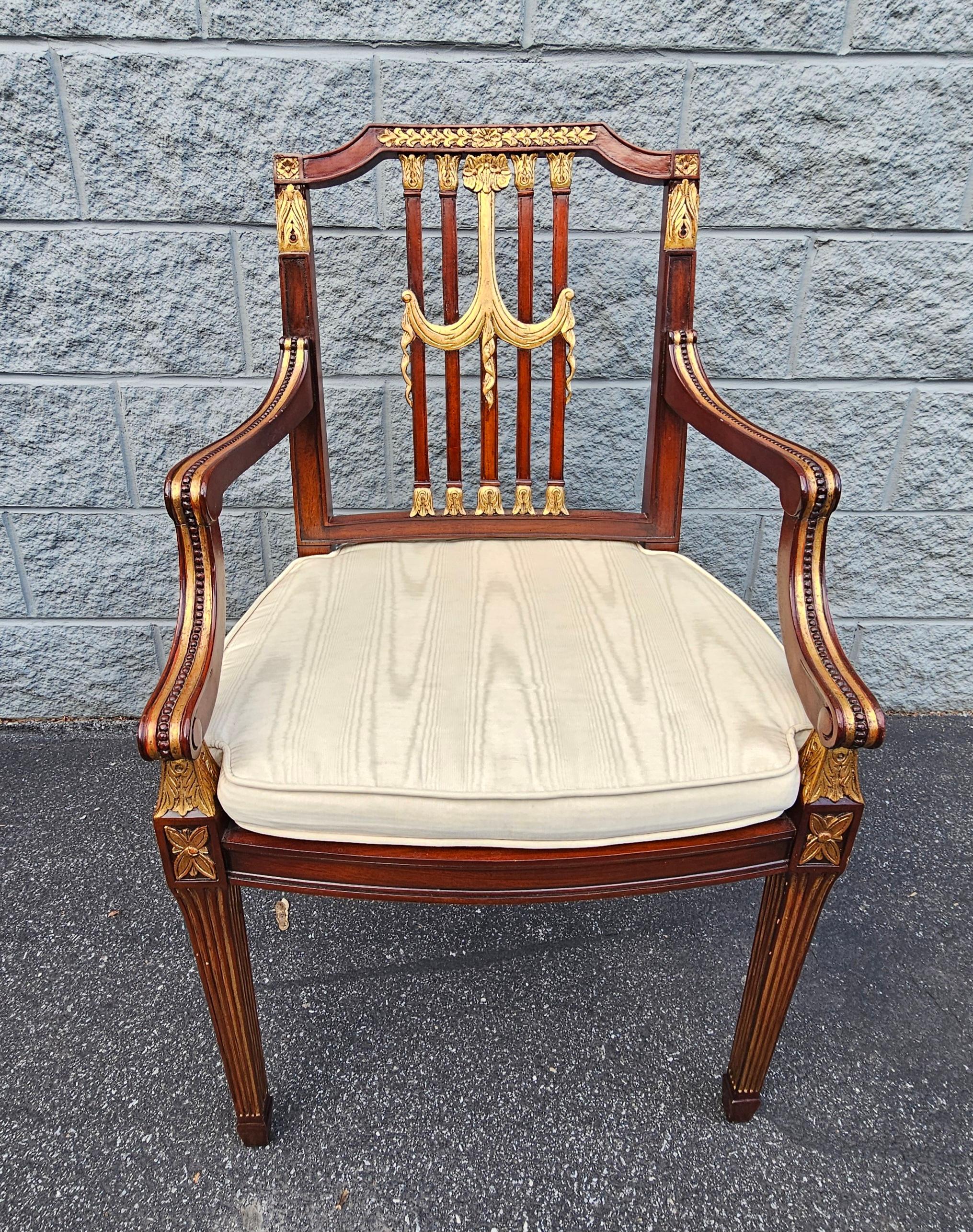 XXIe siècle et contemporain Paire de fauteuils Maitland Smith en acajou doré et à dossier bouclier Swag à assise cannée en vente