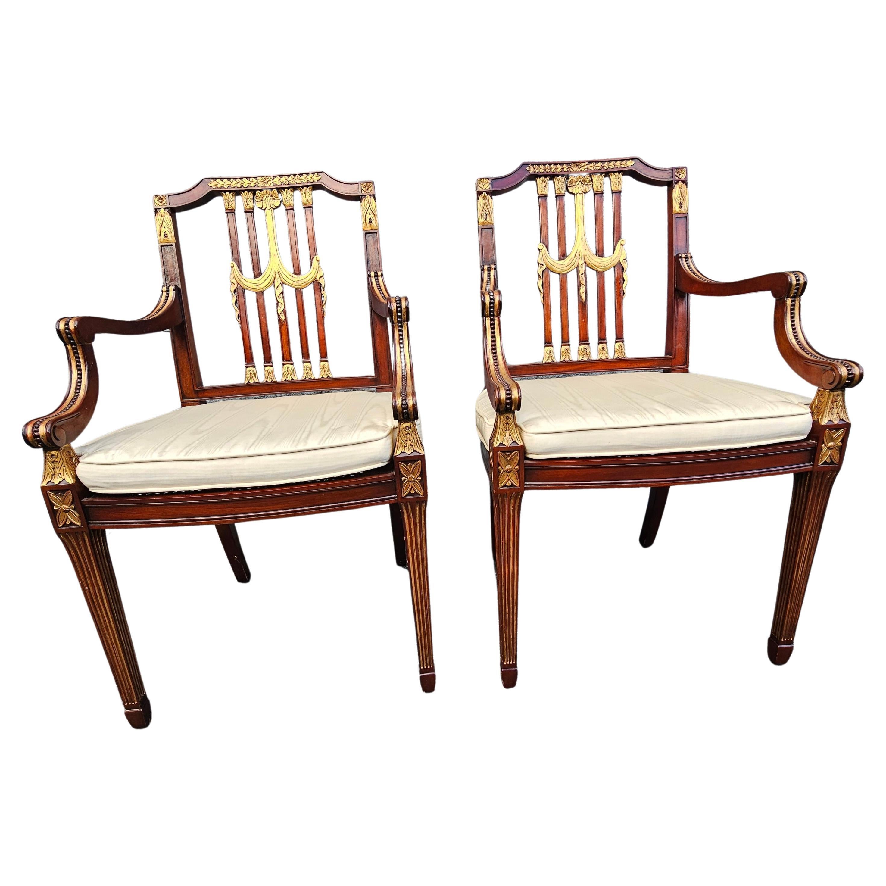 Ein Paar Maitland Smith Parcel vergoldetem Mahagoni und Swag Schild zurück mit Cane Sitz Sessel mit Original-Reißverschluss und lose Sitzkissen. Ausgezeichneter Zustand. Keine Flecken.