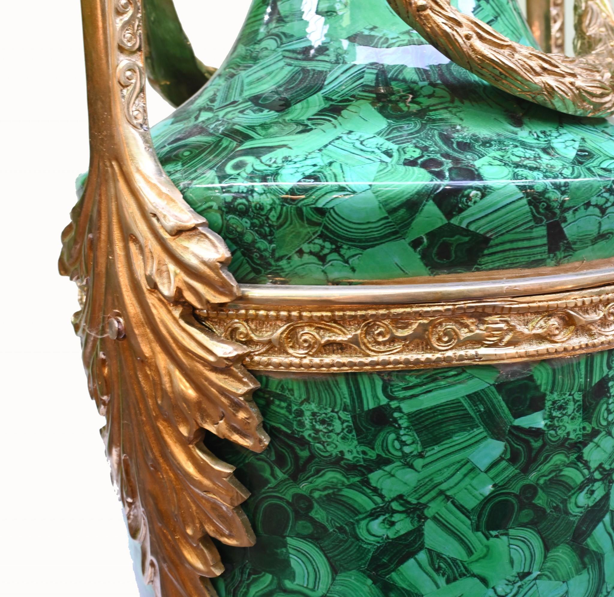 Paar Malachit Amphora Vasen Große Urnen Französisch Porzellan Vergoldet im Angebot 10