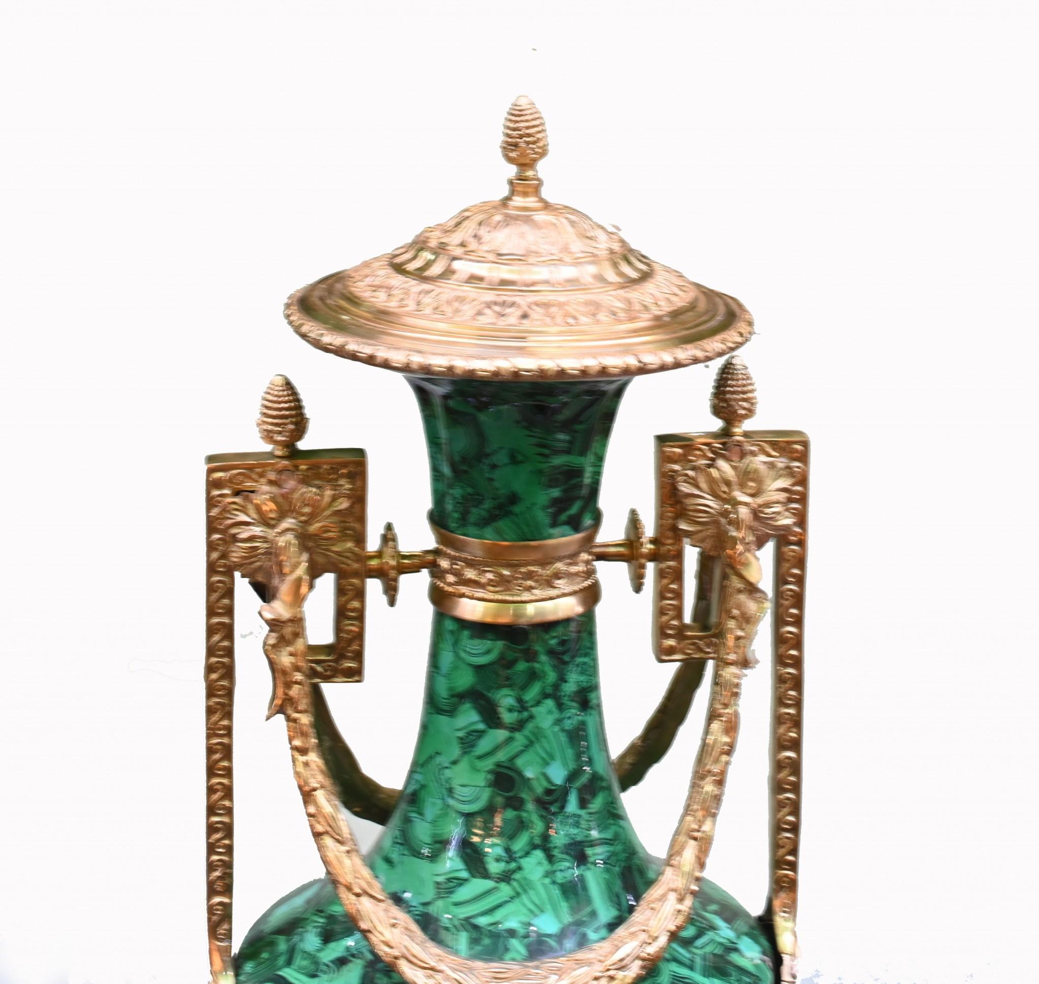Paar Malachit Amphora Vasen Große Urnen Französisch Porzellan Vergoldet im Zustand „Gut“ im Angebot in Potters Bar, GB