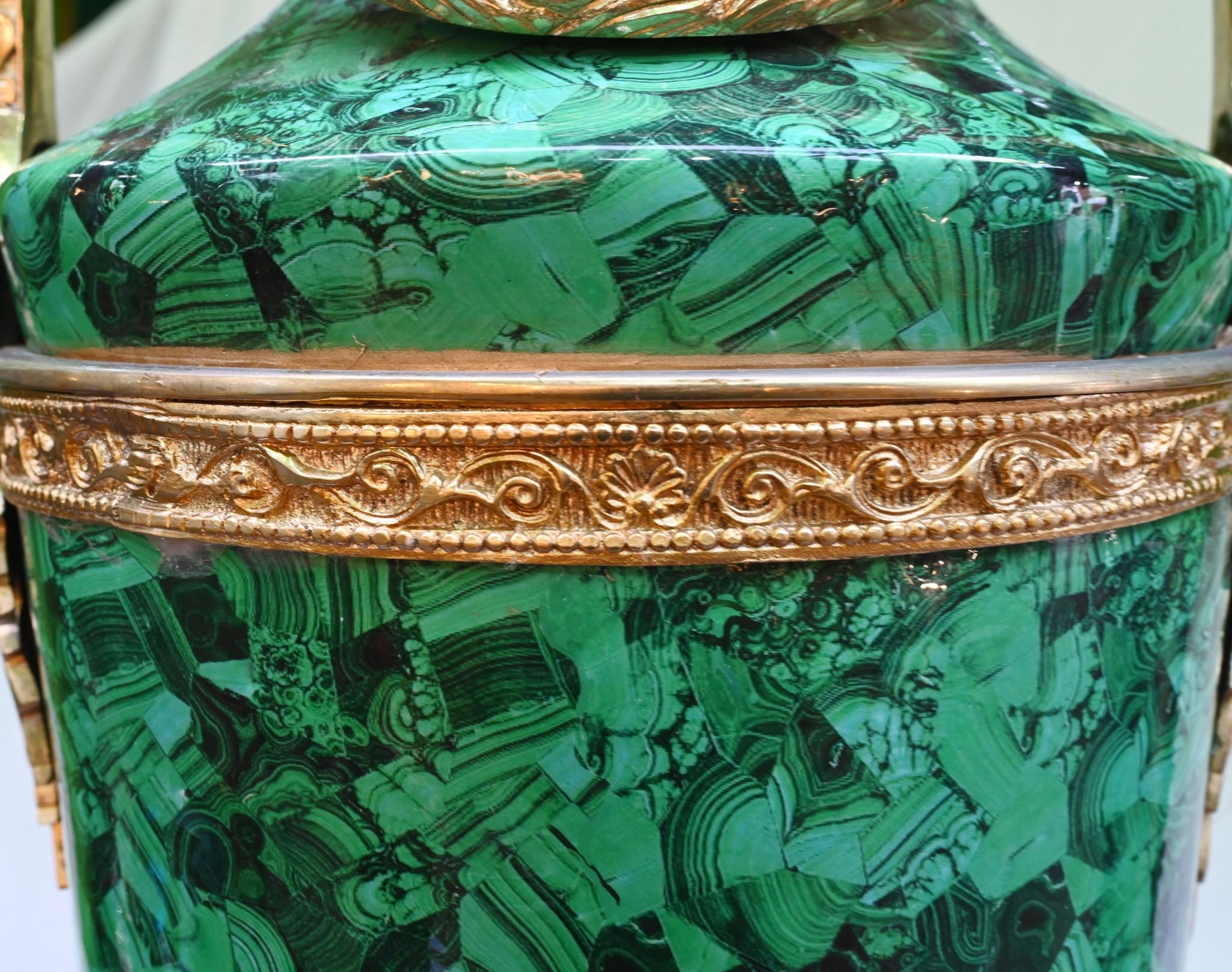 Paar Malachit Amphora Vasen Große Urnen Französisch Porzellan Vergoldet im Angebot 2
