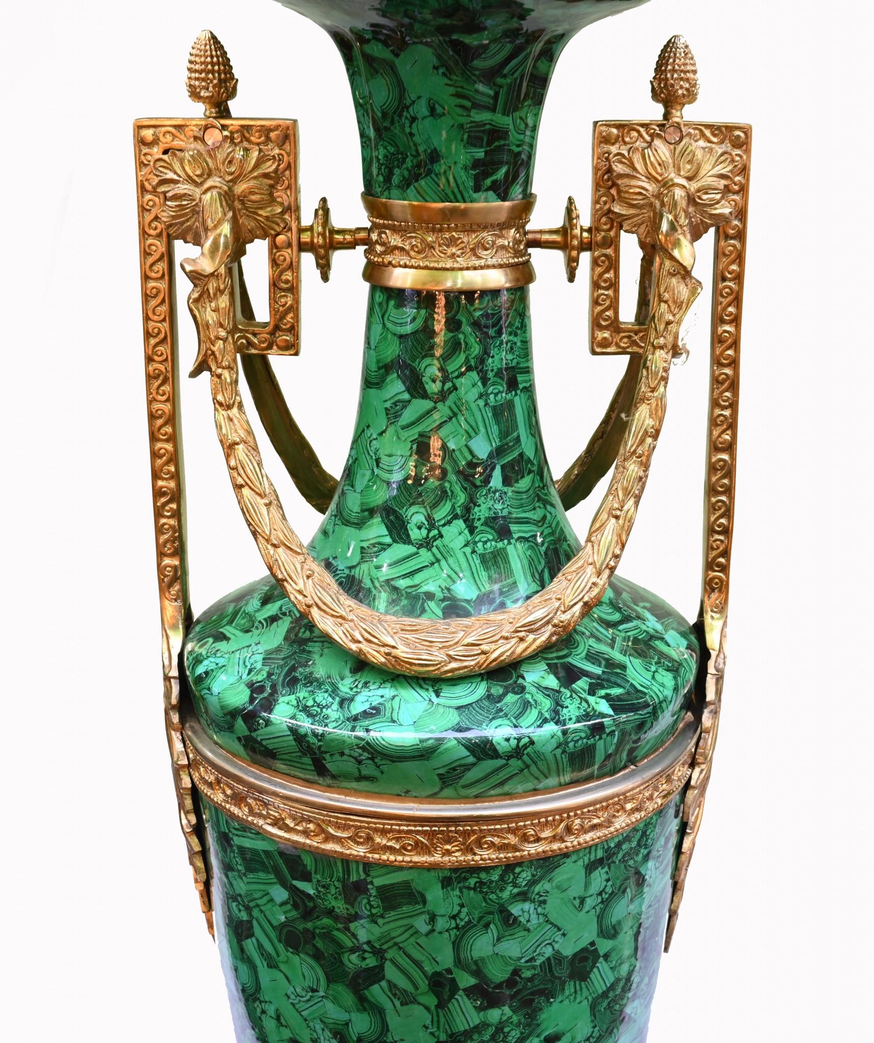 Paar Malachit Amphora Vasen Große Urnen Französisch Porzellan Vergoldet im Angebot 4