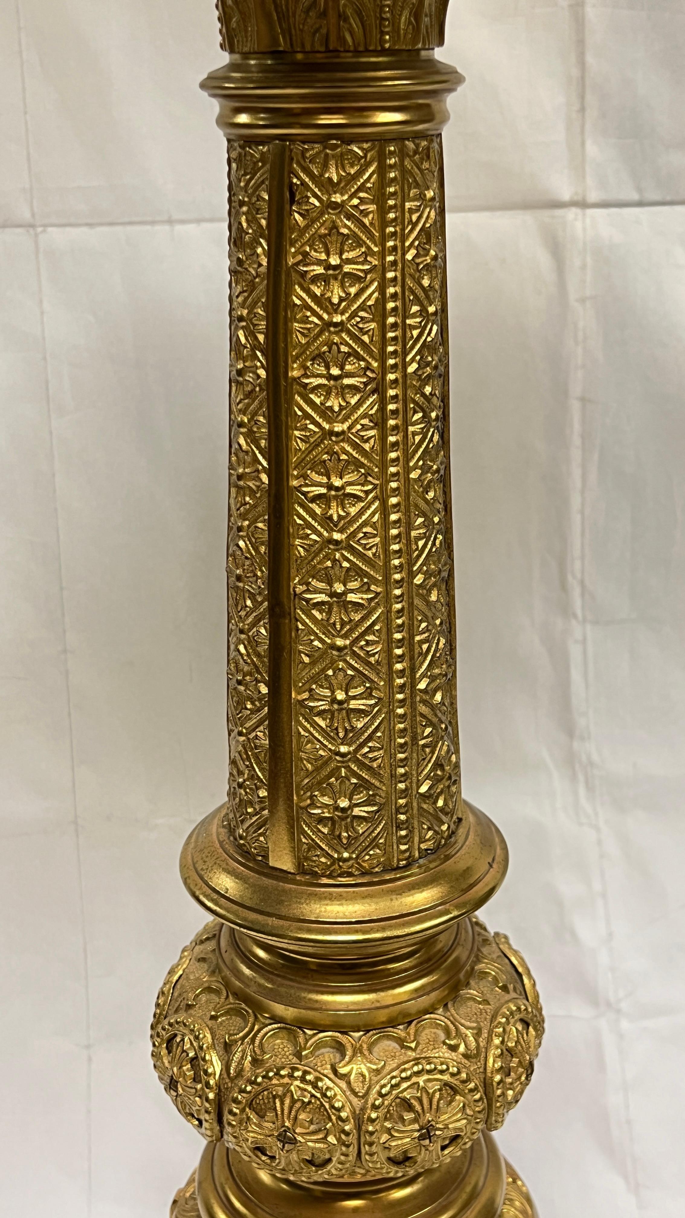 Pareja de pedestales de malaquita y bronce dorado  o Soportes para plantas en venta 5