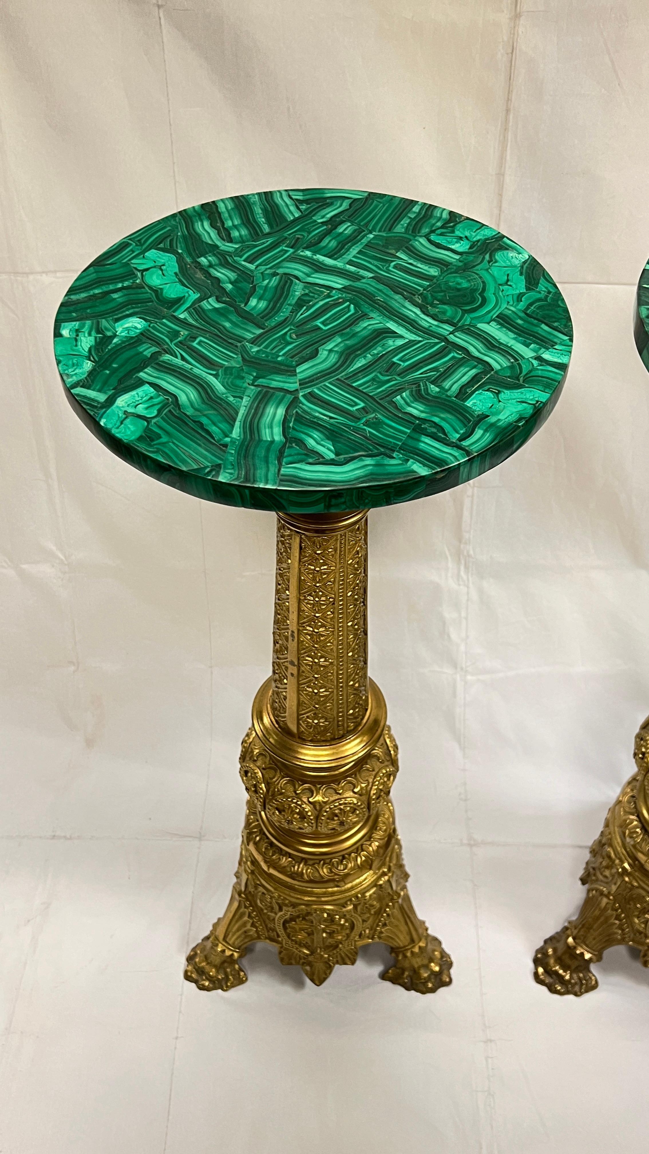 Pareja de pedestales de malaquita y bronce dorado  o Soportes para plantas en venta 7
