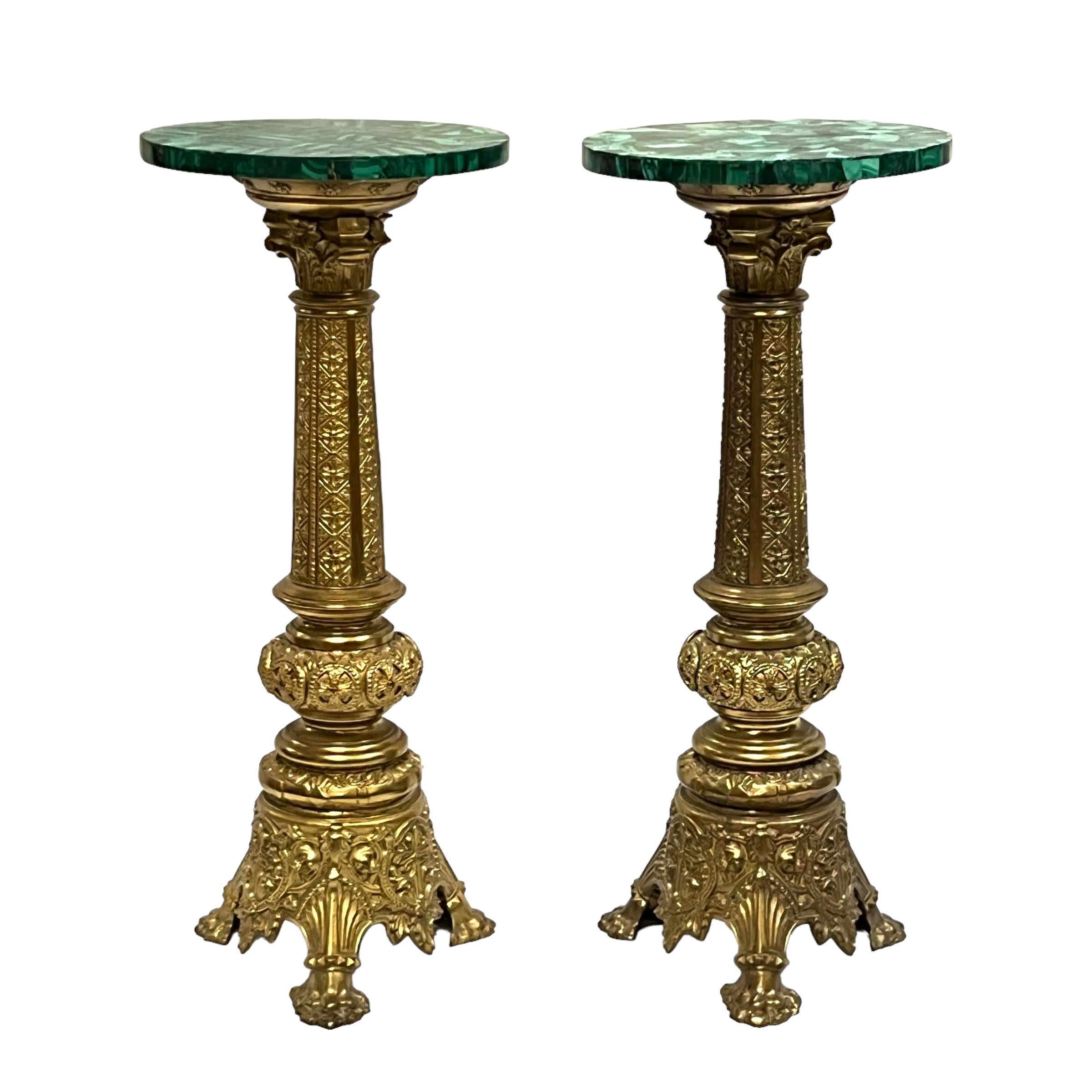 Pareja de pedestales vintage de bronce  o soportes para plantas de estilo gótico, con forma de columna cónica elevada sobre patas de trípode con chapado circular de piedra de malaquita.  Aparentemente sin firmar.  En buen estado. El Bronce es de