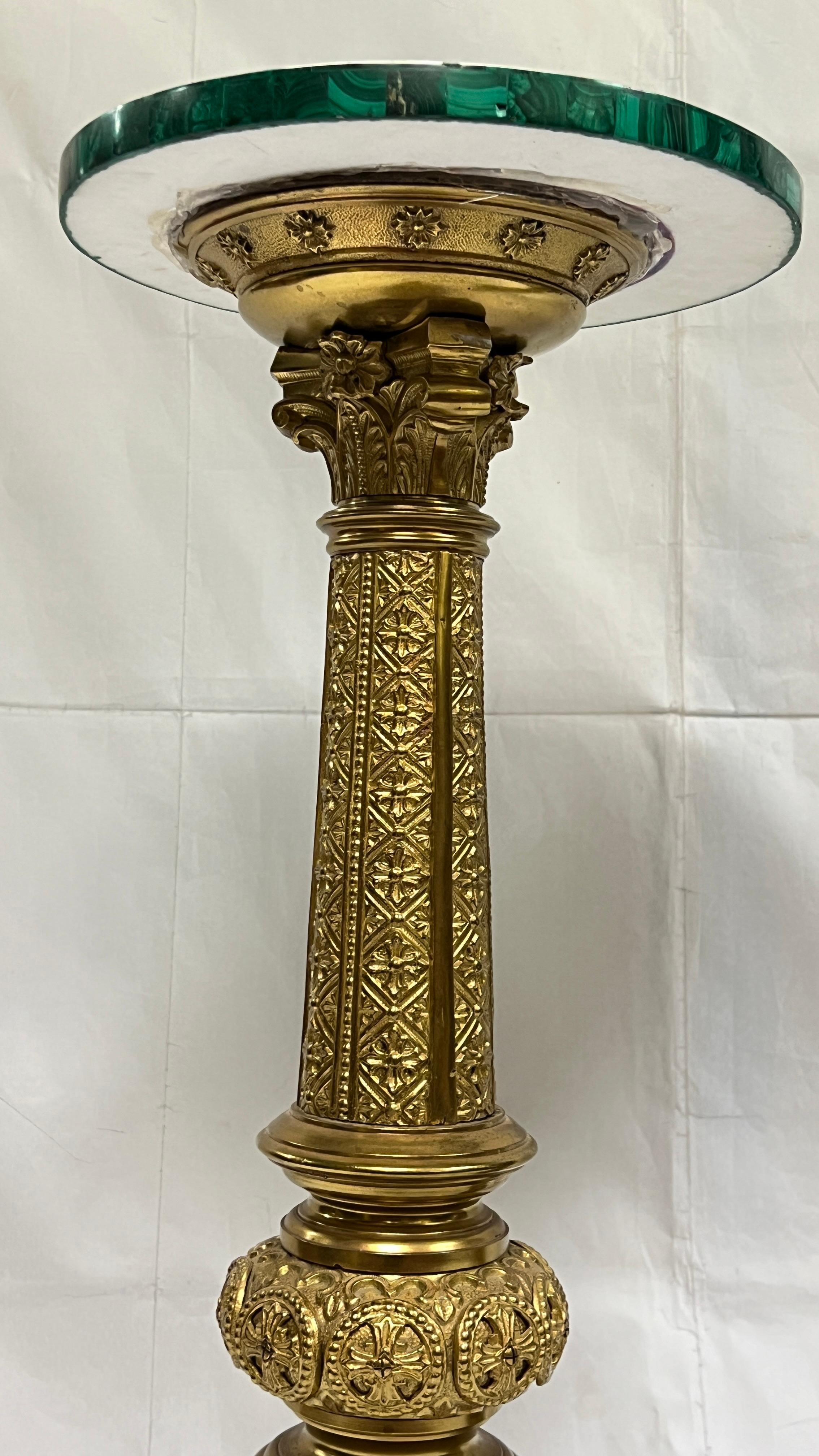Pareja de pedestales de malaquita y bronce dorado  o Soportes para plantas Francés en venta