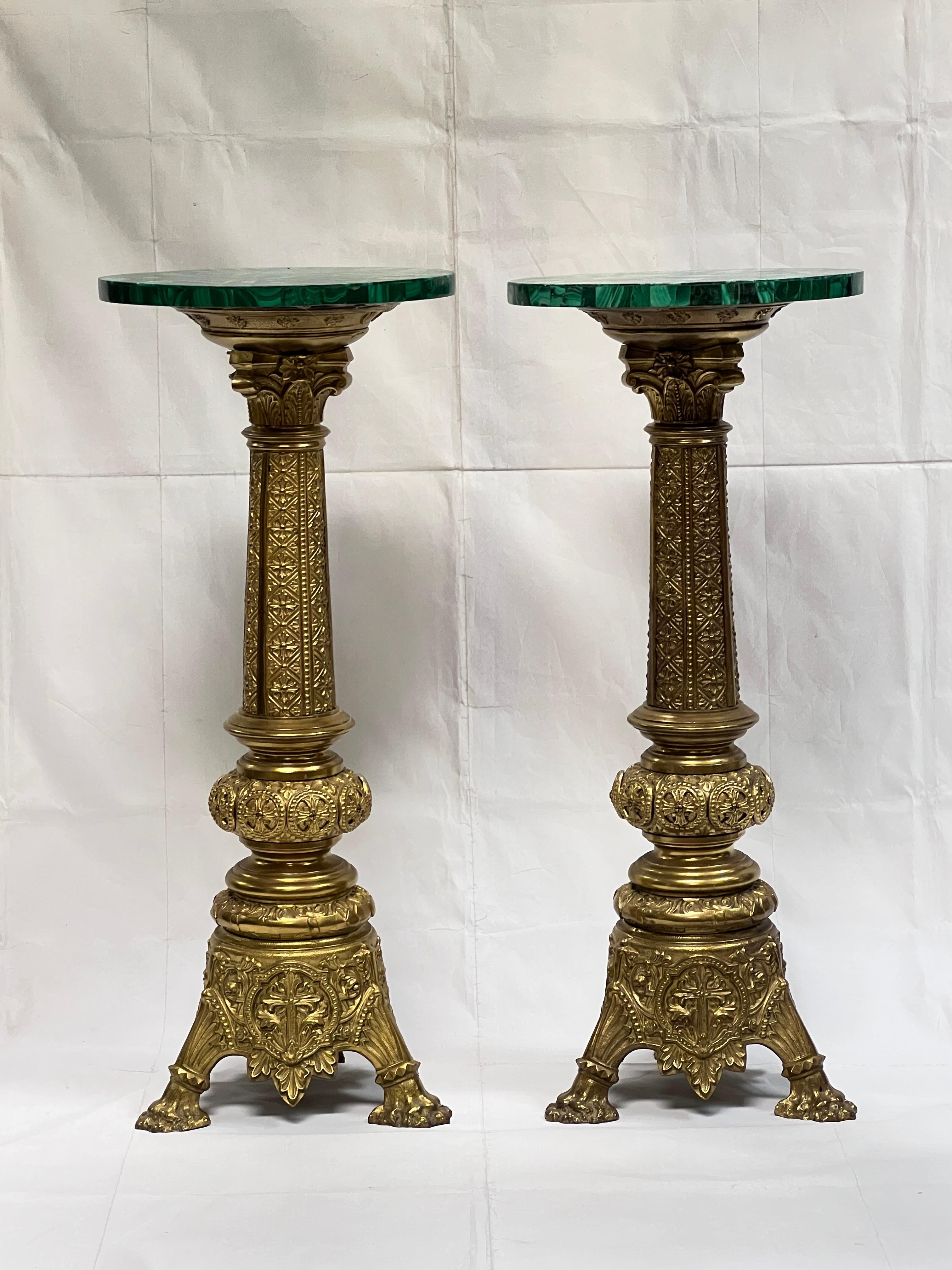 Pareja de pedestales de malaquita y bronce dorado  o Soportes para plantas Bronce en venta