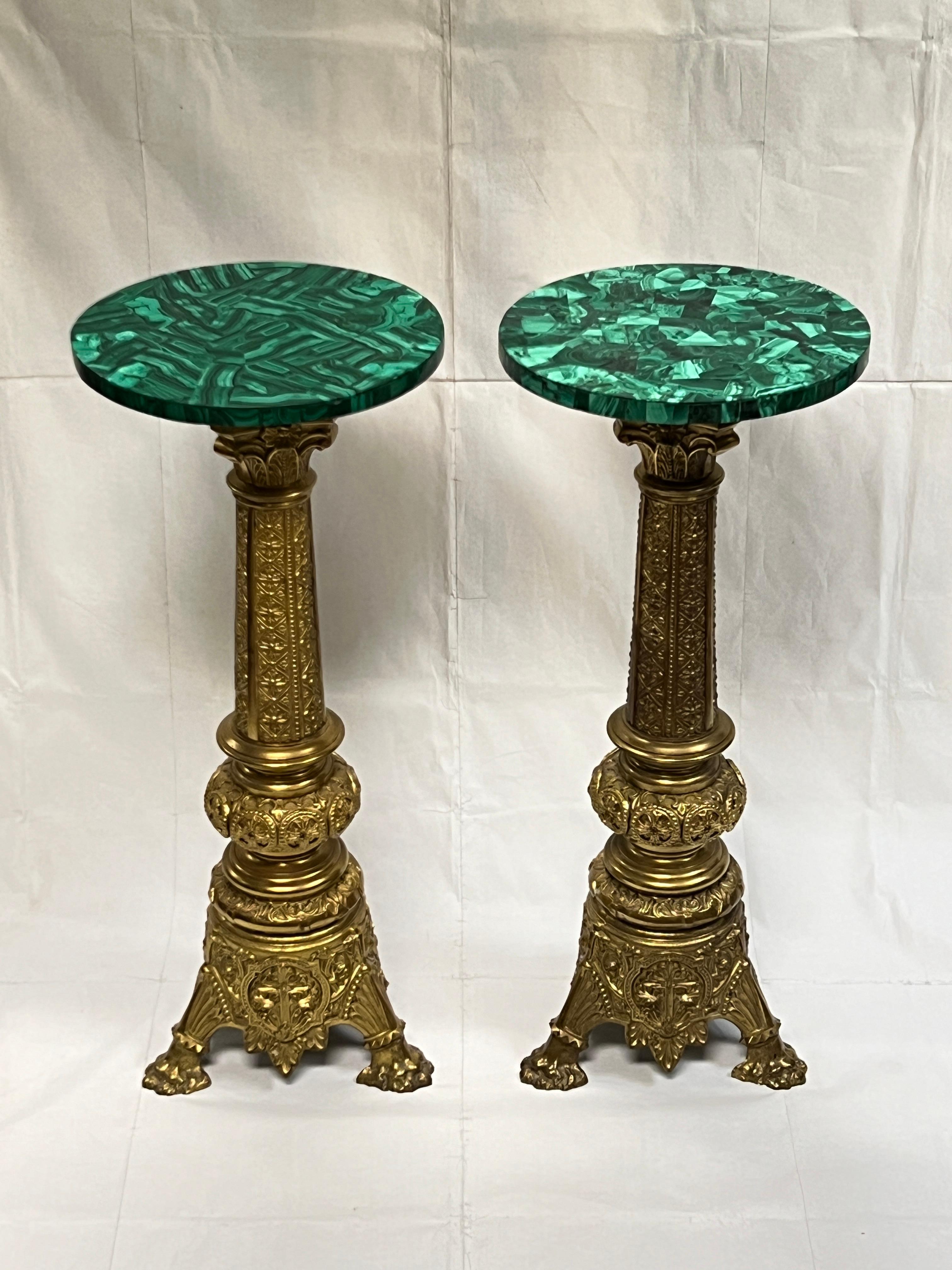 Pareja de pedestales de malaquita y bronce dorado  o Soportes para plantas en venta 1