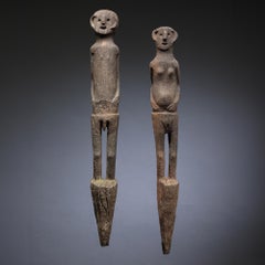 Pareja de figuras masculinas y femeninas de guardianes marcadores de arroz Dayak, Borneo, Indonesia