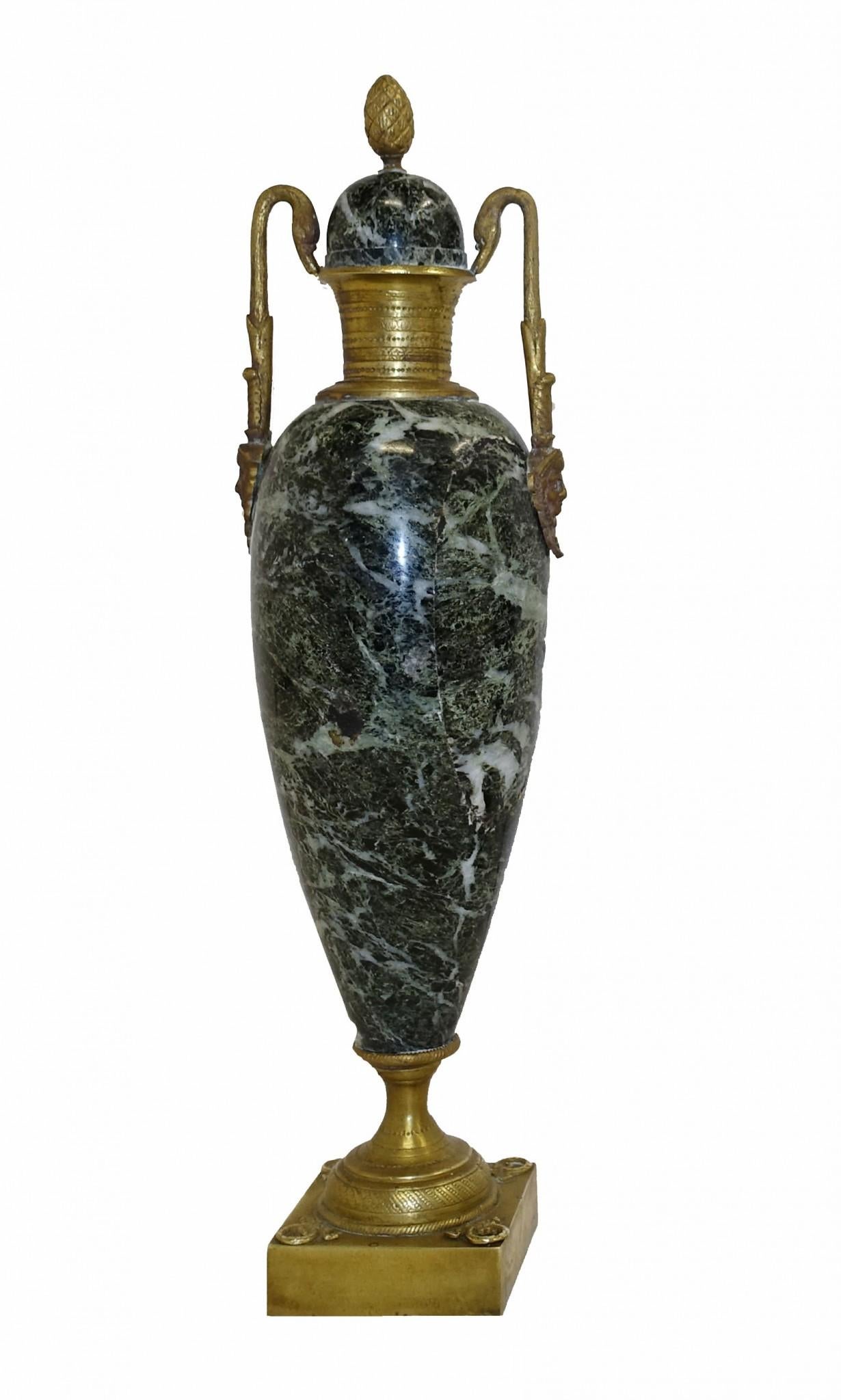 Paire d'Urnes Amphora Cassolettes en Marbre Empire Français 1880 en vente 6