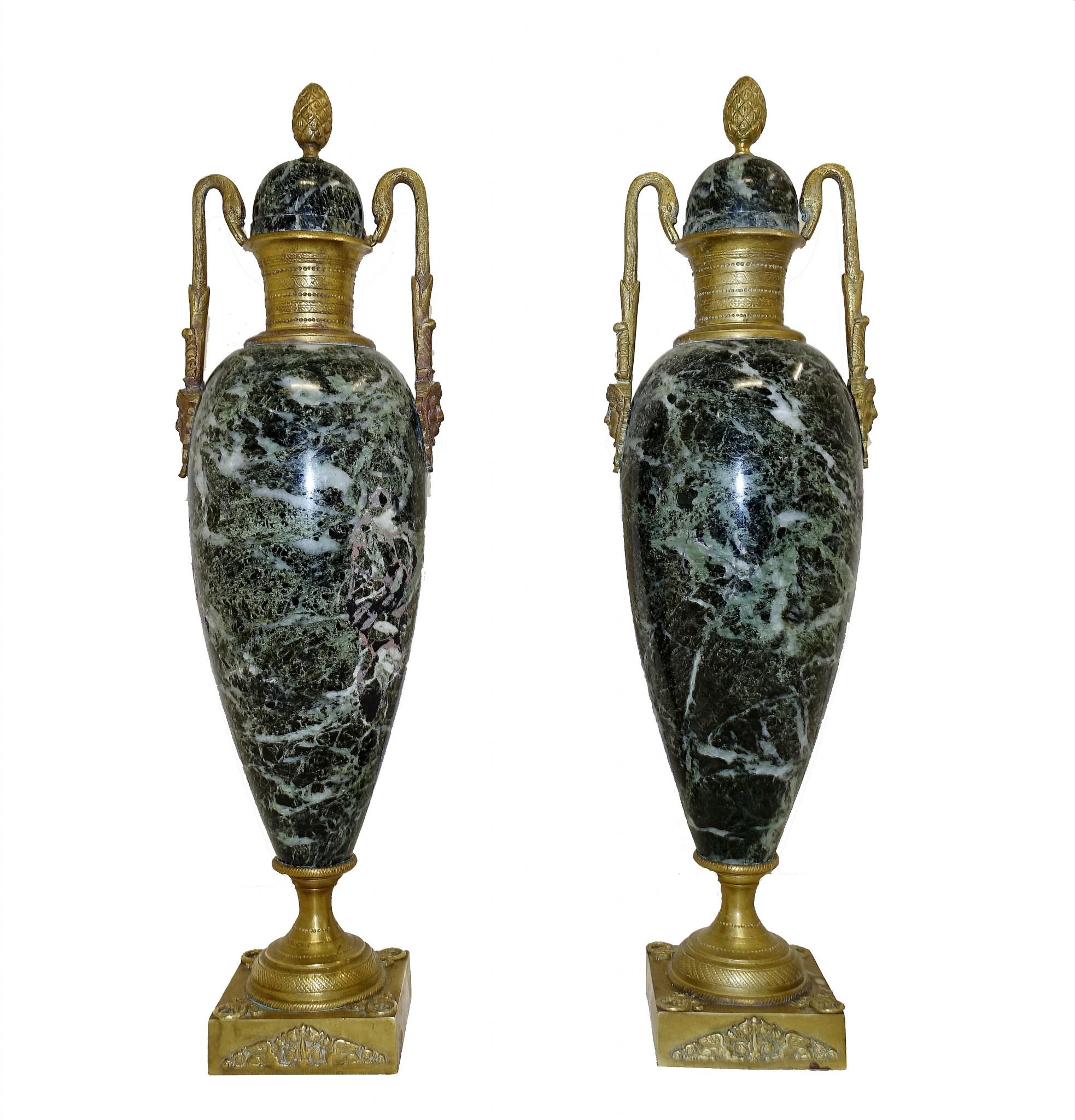 Elegante paire de cassolettes ou d'urnes en marbre françaises anciennes
Grande paire d'amphores de forme classique, très décoratives et de collection.
Les accessoires en bronze doré d'origine comprennent des fleurons en forme d'ananas et des