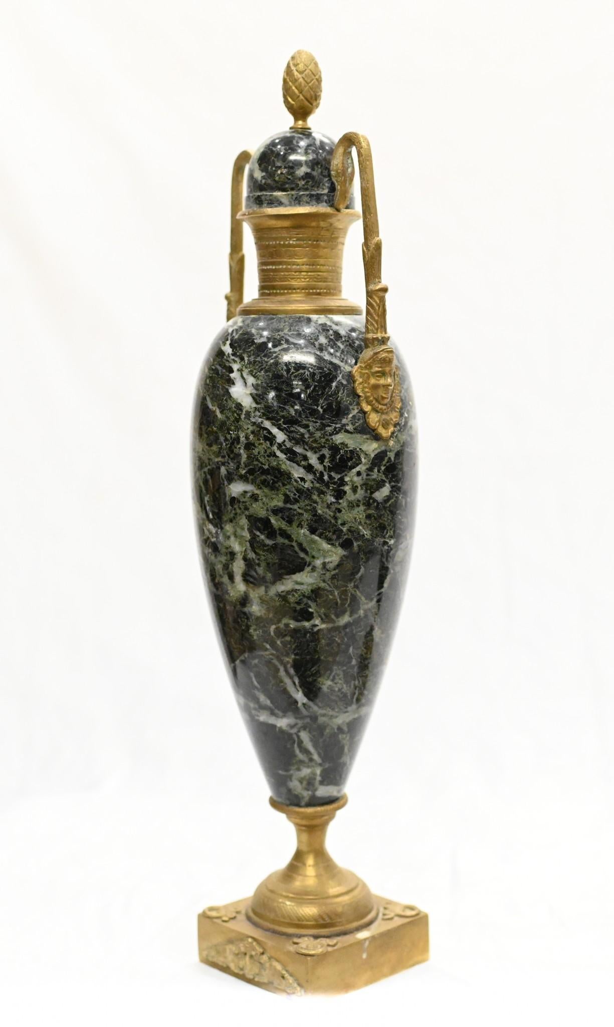 Elegante pareja de cassolettes antiguas francesas o urnas de mármol
Gran pareja de ánforas de forma clásica, muy decorativas y coleccionables
Presenta accesorios originales de ormolu, incluidos remates de piña y tiradores de cuello de cisne
Circa