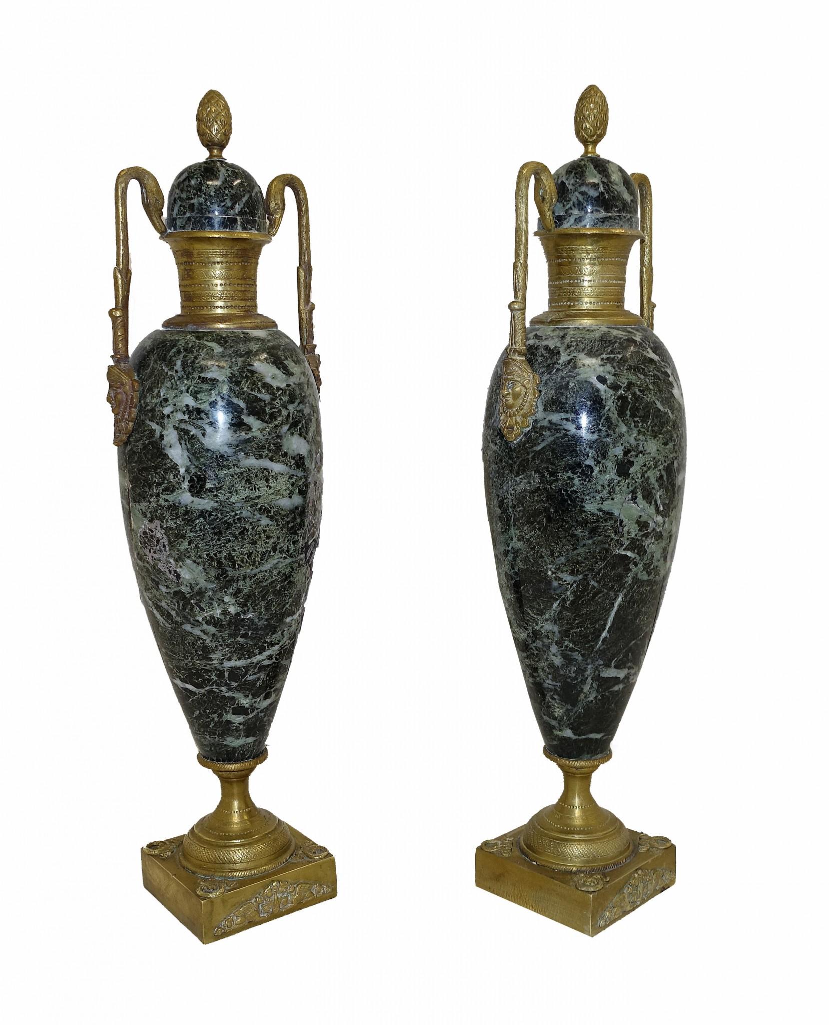 Paire d'Urnes Amphora Cassolettes en Marbre Empire Français 1880 en vente 2
