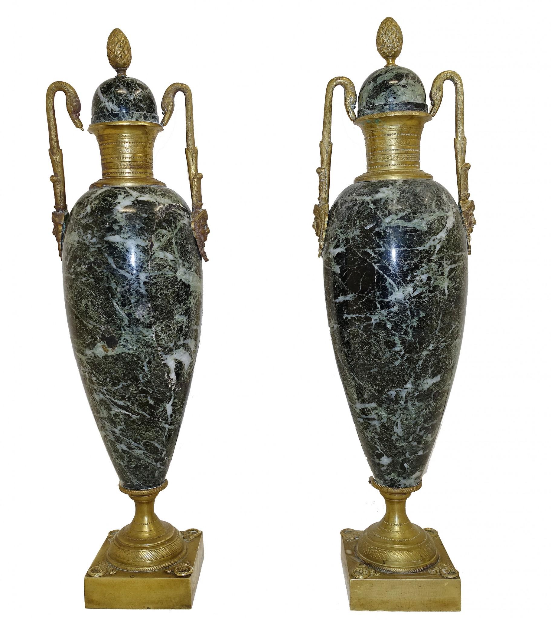 Paire d'Urnes Amphora Cassolettes en Marbre Empire Français 1880 en vente 4