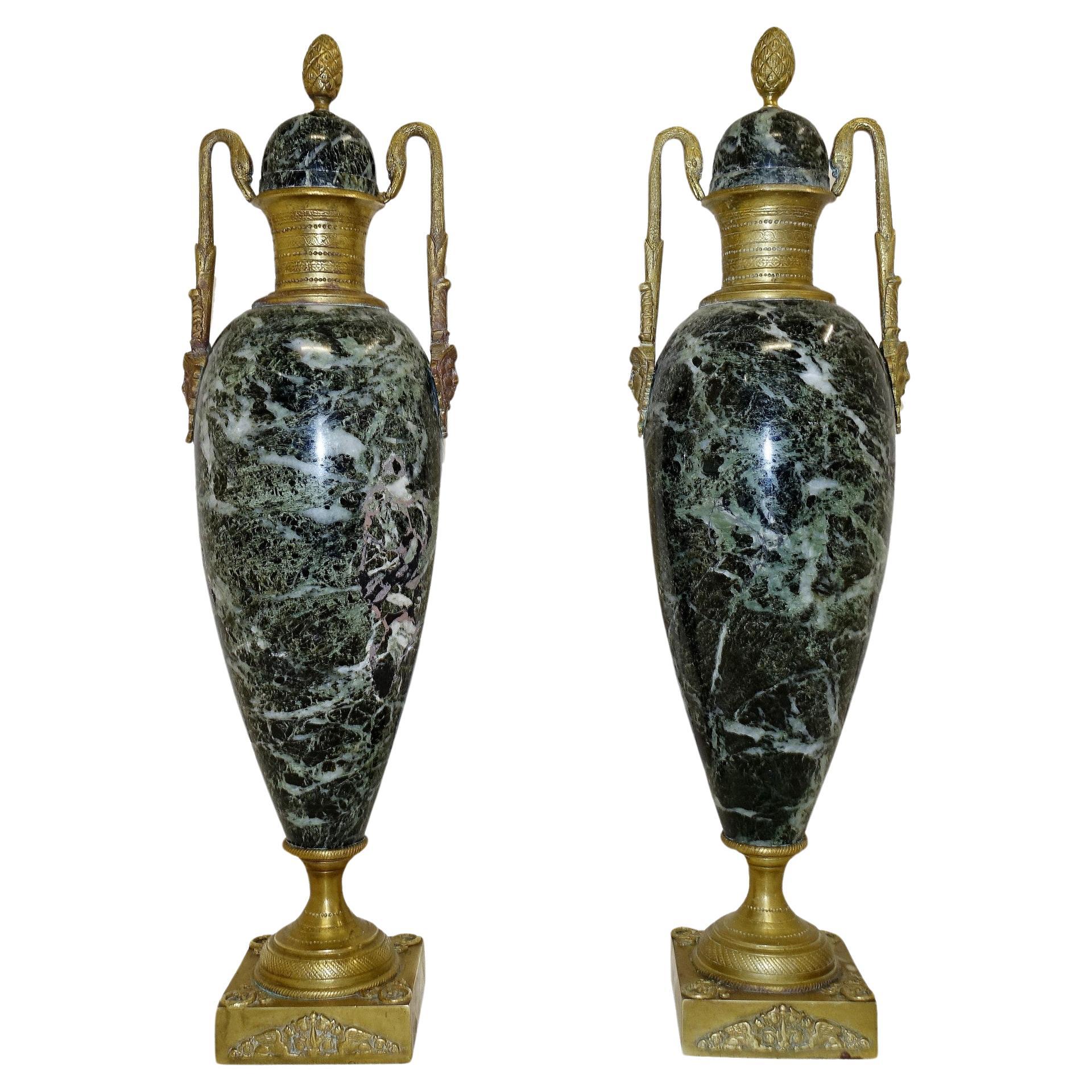 Paire d'Urnes Amphora Cassolettes en Marbre Empire Français 1880 en vente