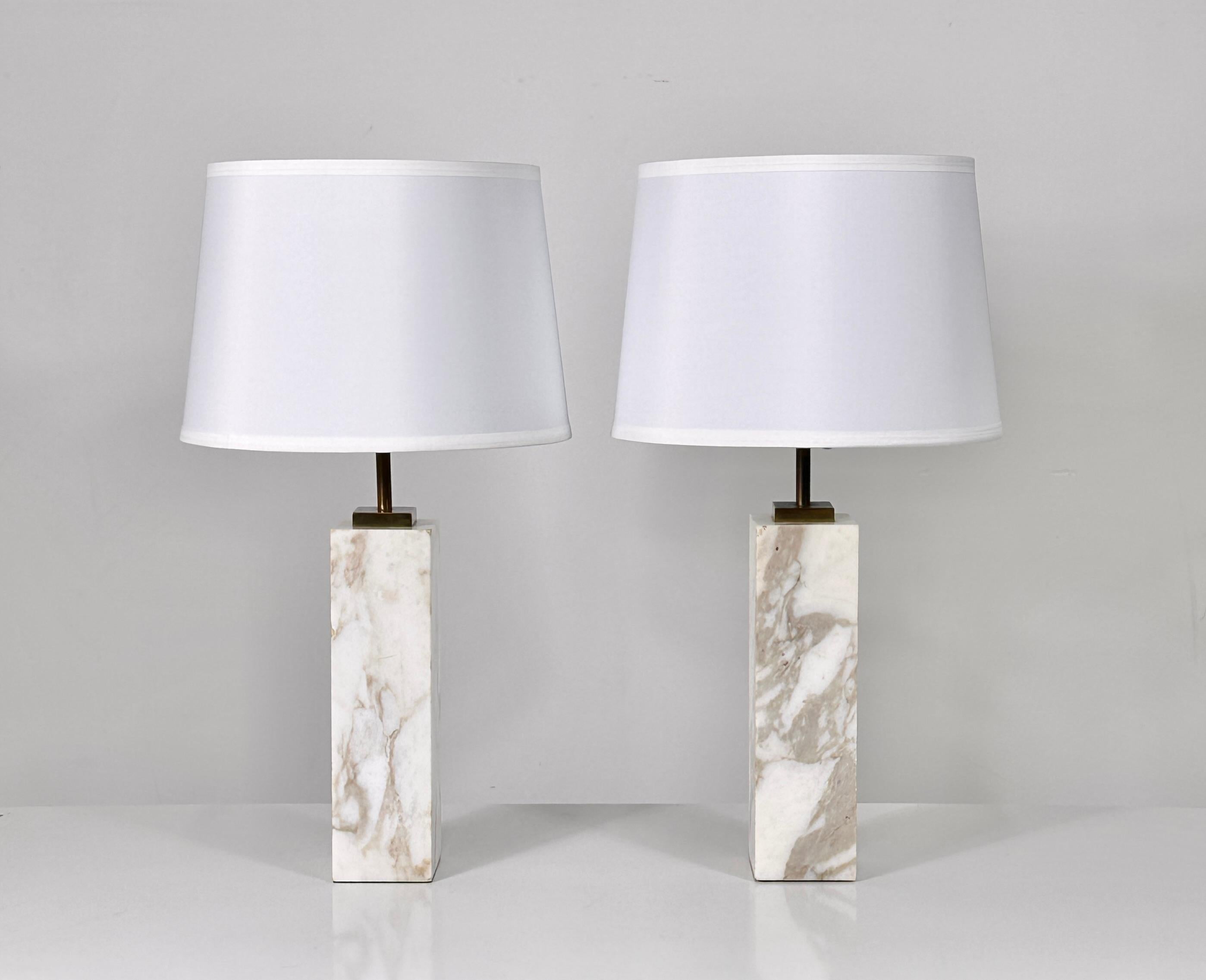 Elegant pair of table lamps designed by TH Robsjohn Gibbings for Hansen 1950s
Calcutta gold marble squared column bases with brass fittings and dual pull chain sockets
Signed to diffuser