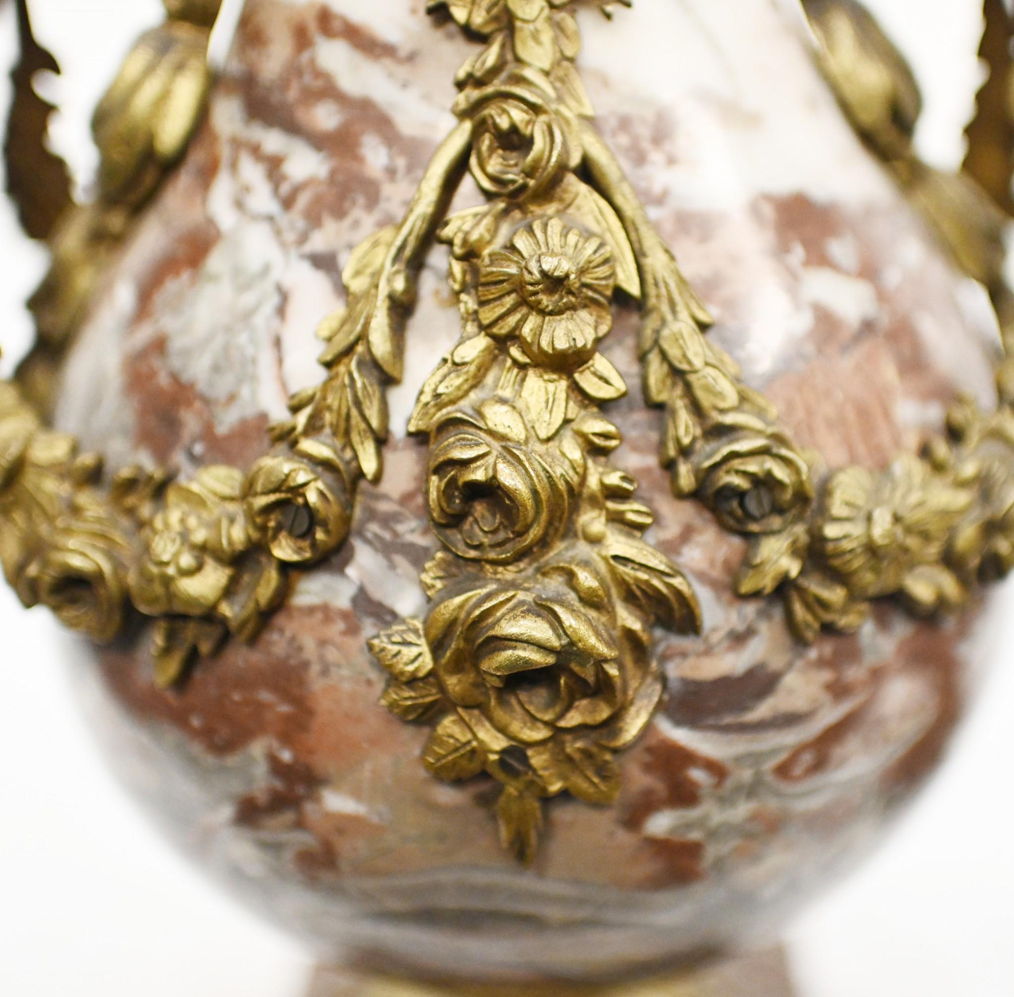 Ces produits sont basés aux États-Unis, d'où nous les expédions.
Vous voyez une magnifique paire d'urnes à cassolettes en marbre français.
Cette paire d'antiquités très décoratives date d'environ 1890
Les luminaires en bronze doré sont d'origine et