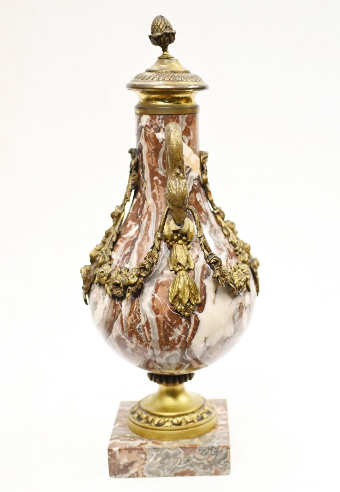 Paire d'urnes Cassolette de style Empire français en marbre 1890 Bon état - En vente à Potters Bar, GB