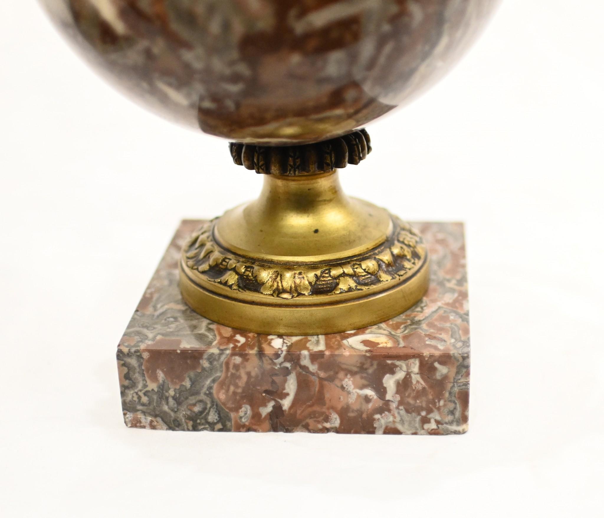 Paire d'urnes Cassolette de style Empire français en marbre 1890 en vente 3