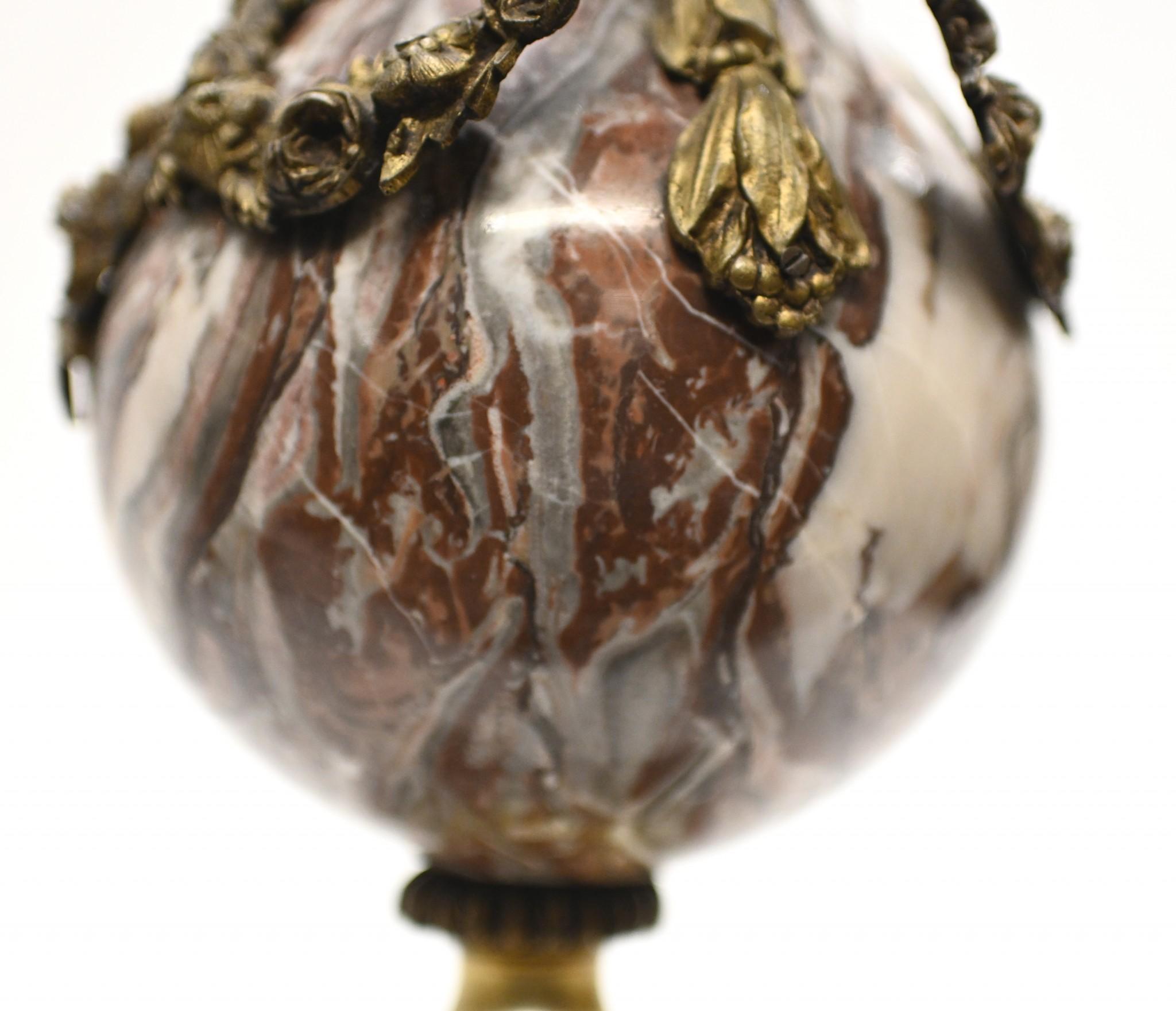 Paire d'urnes Cassolette de style Empire français en marbre 1890 en vente 4