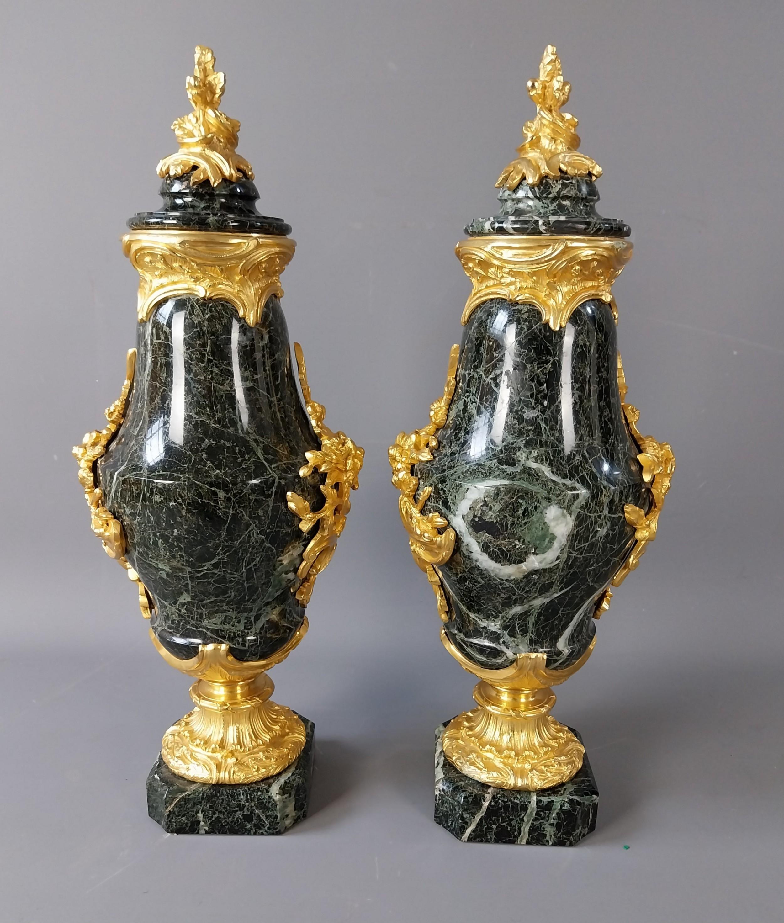 Paire de  Grandes cassolettes françaises du XIXe siècle en marbre vert de Maurin richement veiné, présentant un design néoclassique intemporel. Ces urnes décoratives de grande taille présentent des détails finement sculptés, avec des proportions