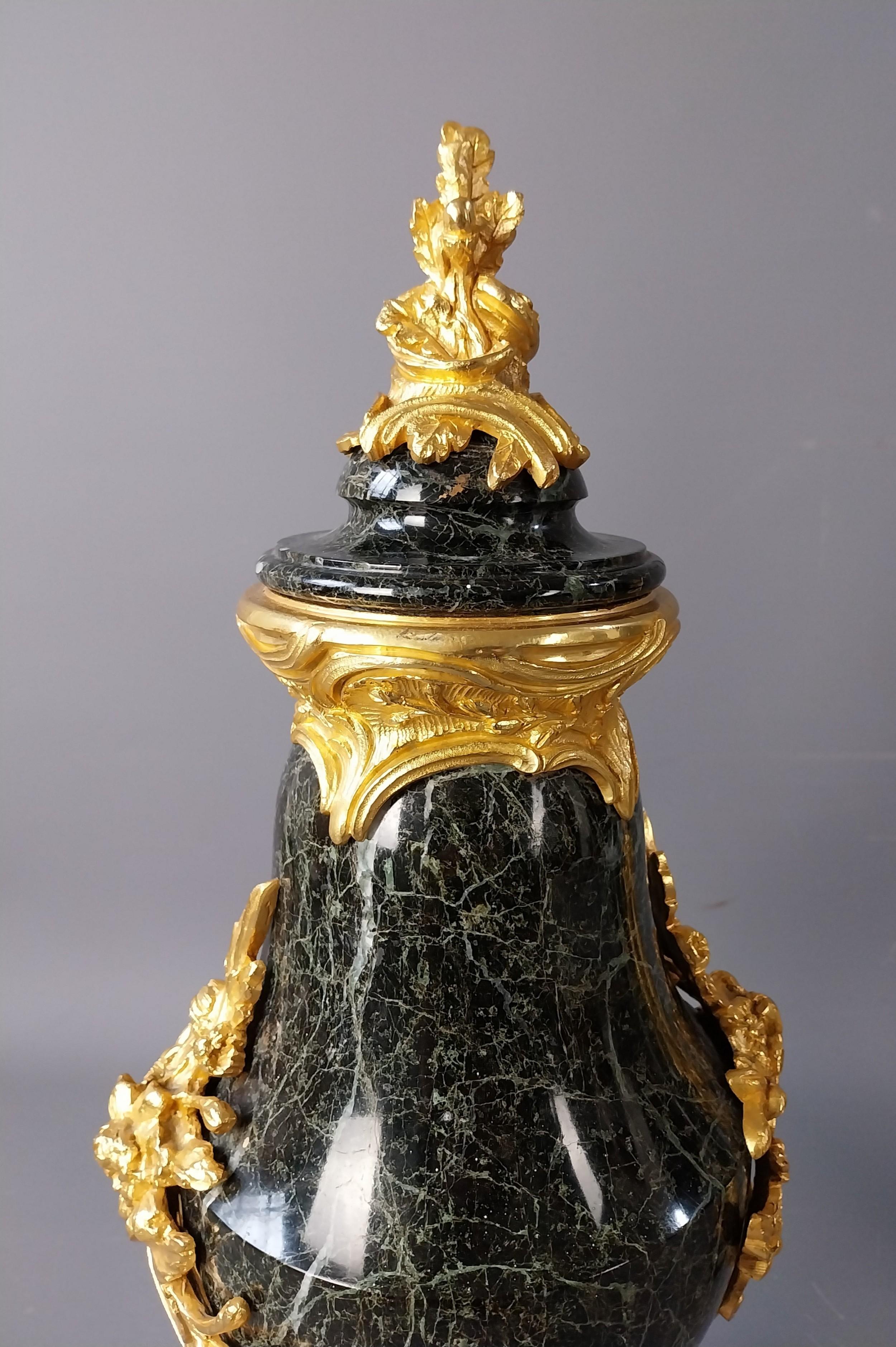 Louis XVI Paire de Cassolettes en marbre vert du 19ème siècle en vente