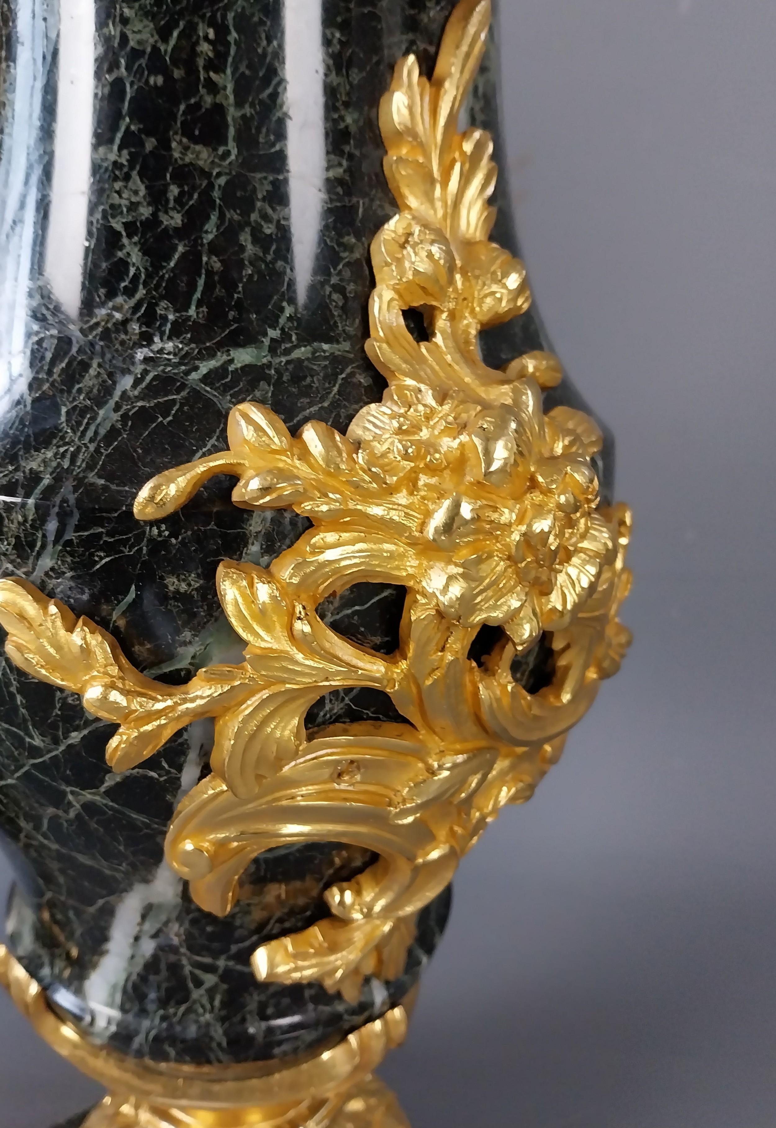 Sculpté à la main Paire de Cassolettes en marbre vert du 19ème siècle en vente