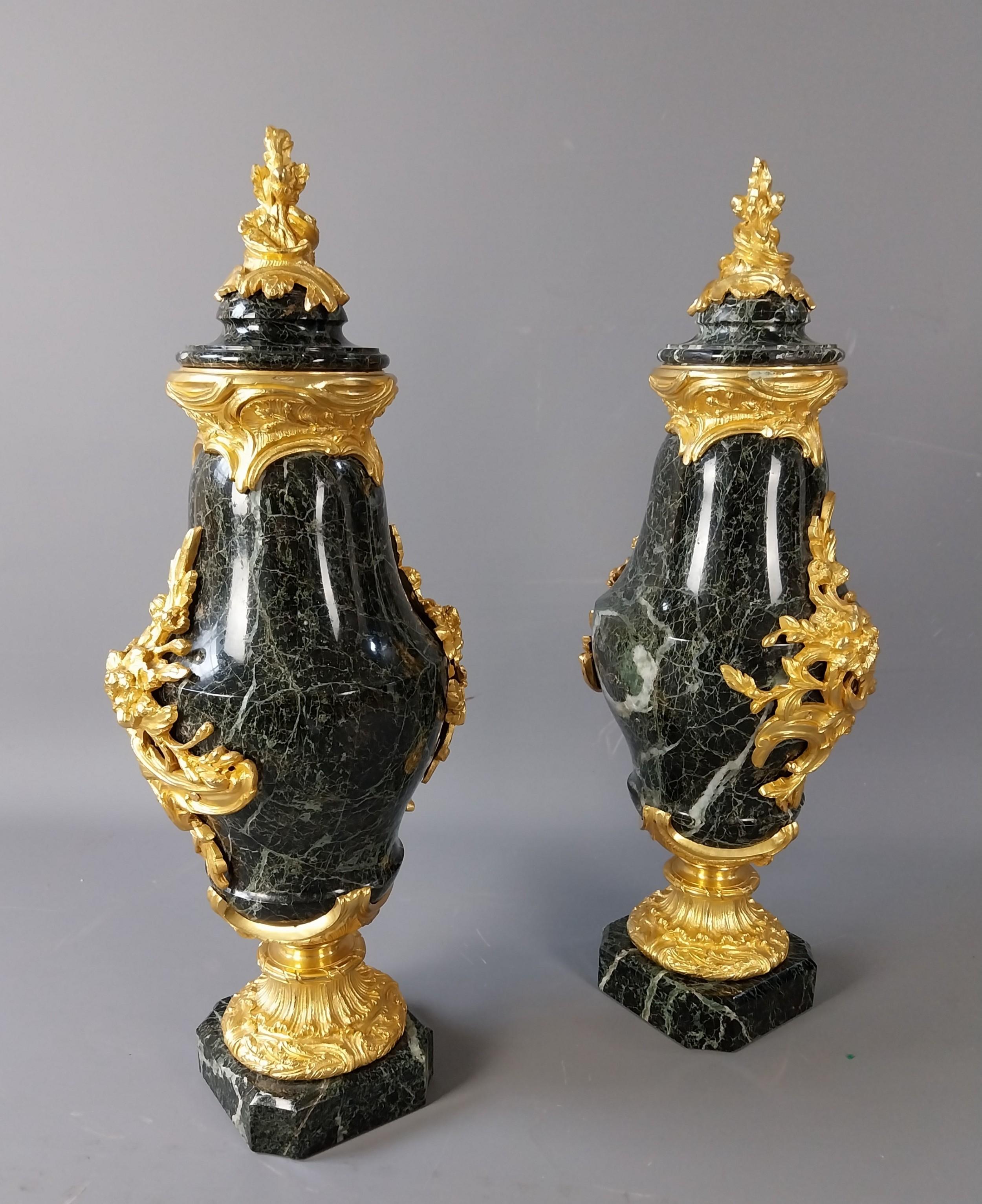 Paire de Cassolettes en marbre vert du 19ème siècle Bon état - En vente à Staffordshire, GB
