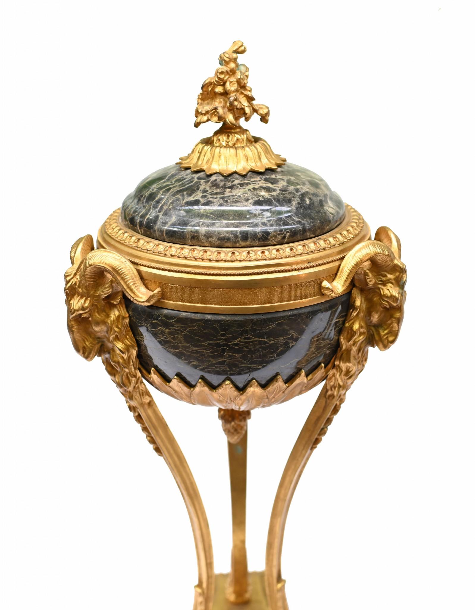 Paire de Cassolettes sur pied de vases en marbre, têtes de béliers dorées 1880 en vente 7