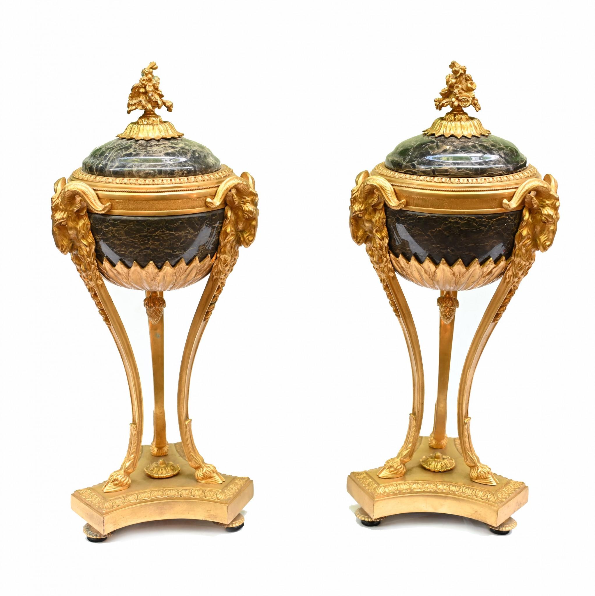 Paire de Cassolettes sur pied de vases en marbre, têtes de béliers dorées 1880 Bon état - En vente à Potters Bar, GB
