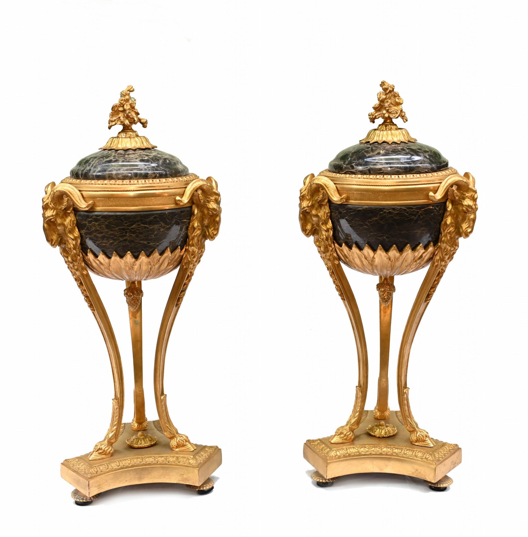 Paire de Cassolettes sur pied de vases en marbre, têtes de béliers dorées 1880 en vente 1