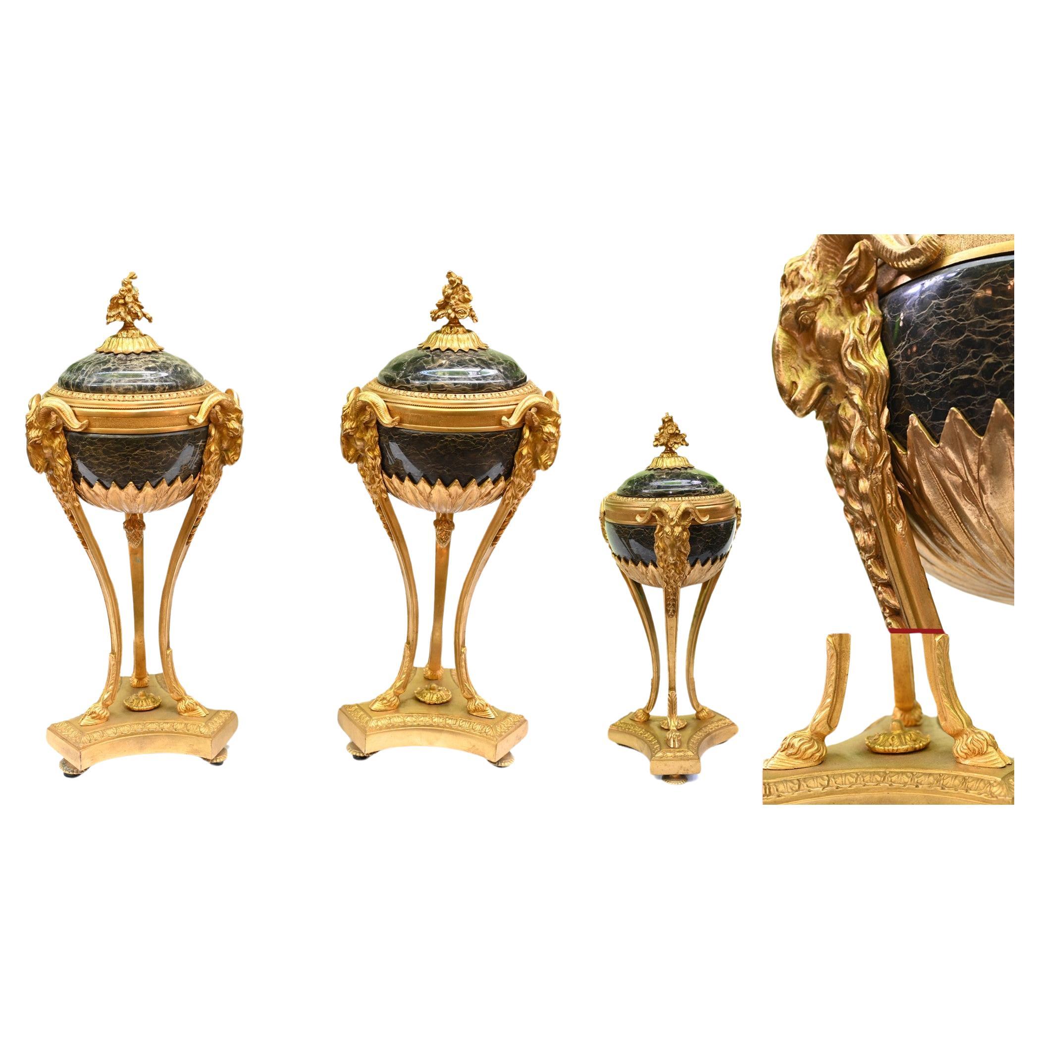Paire de Cassolettes sur pied de vases en marbre, têtes de béliers dorées 1880 en vente