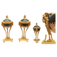 Paire de Cassolettes sur pied de vases en marbre, têtes de béliers dorées 1880