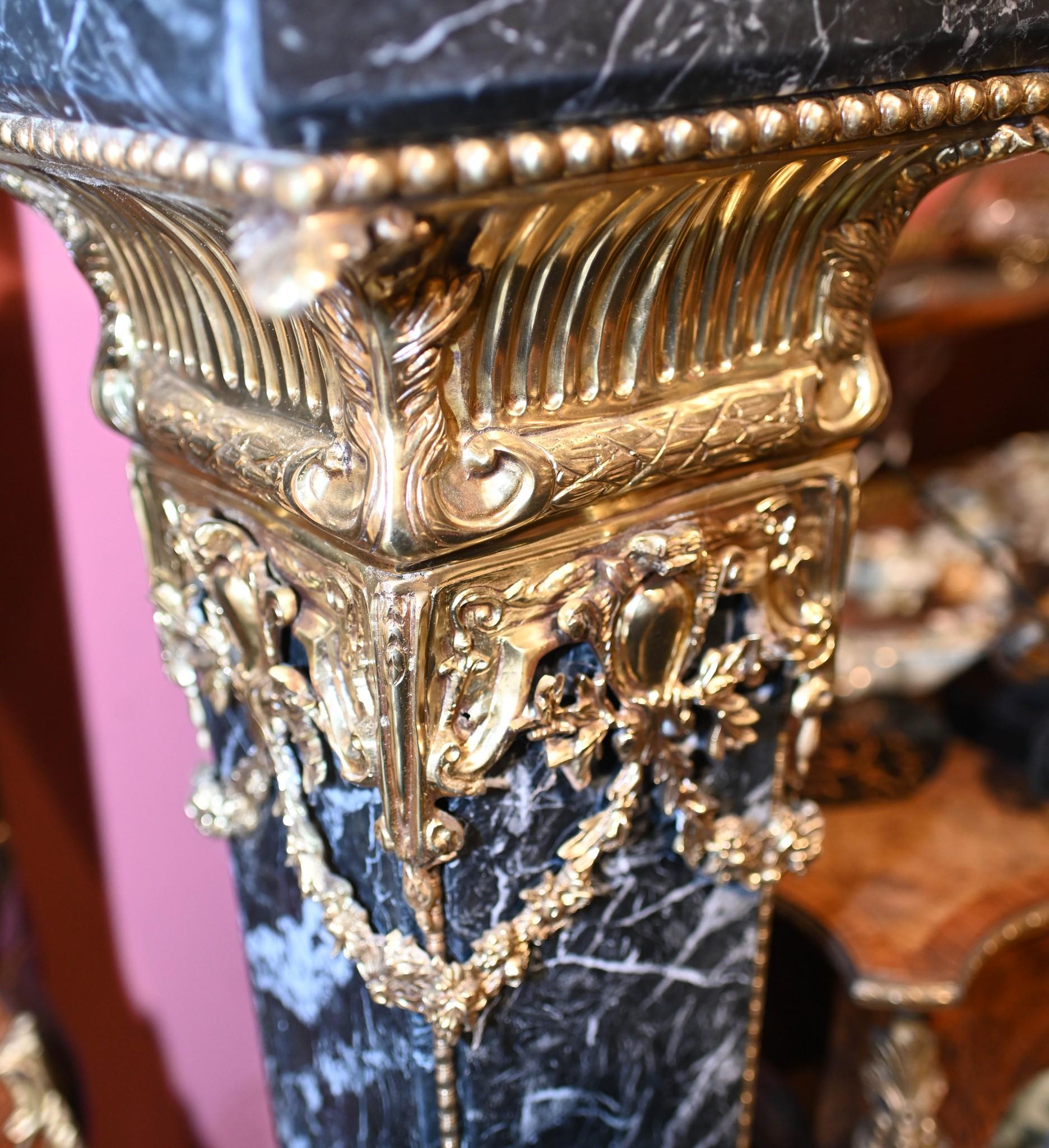 Paire de Pedestal Stands en marbre - French Empire Table Column Supports Bon état - En vente à Potters Bar, GB