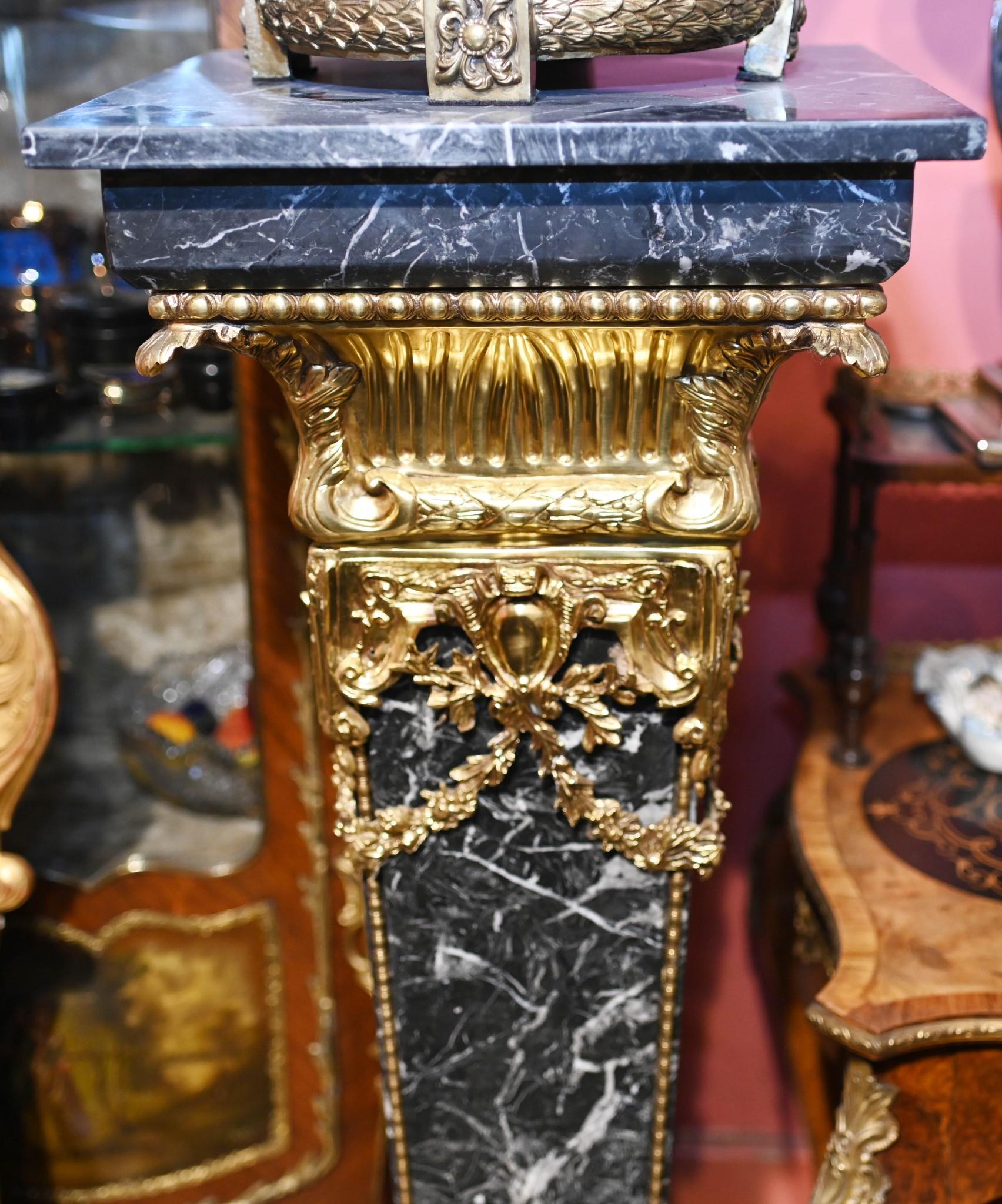 Paire de Pedestal Stands en marbre - French Empire Table Column Supports en vente 2