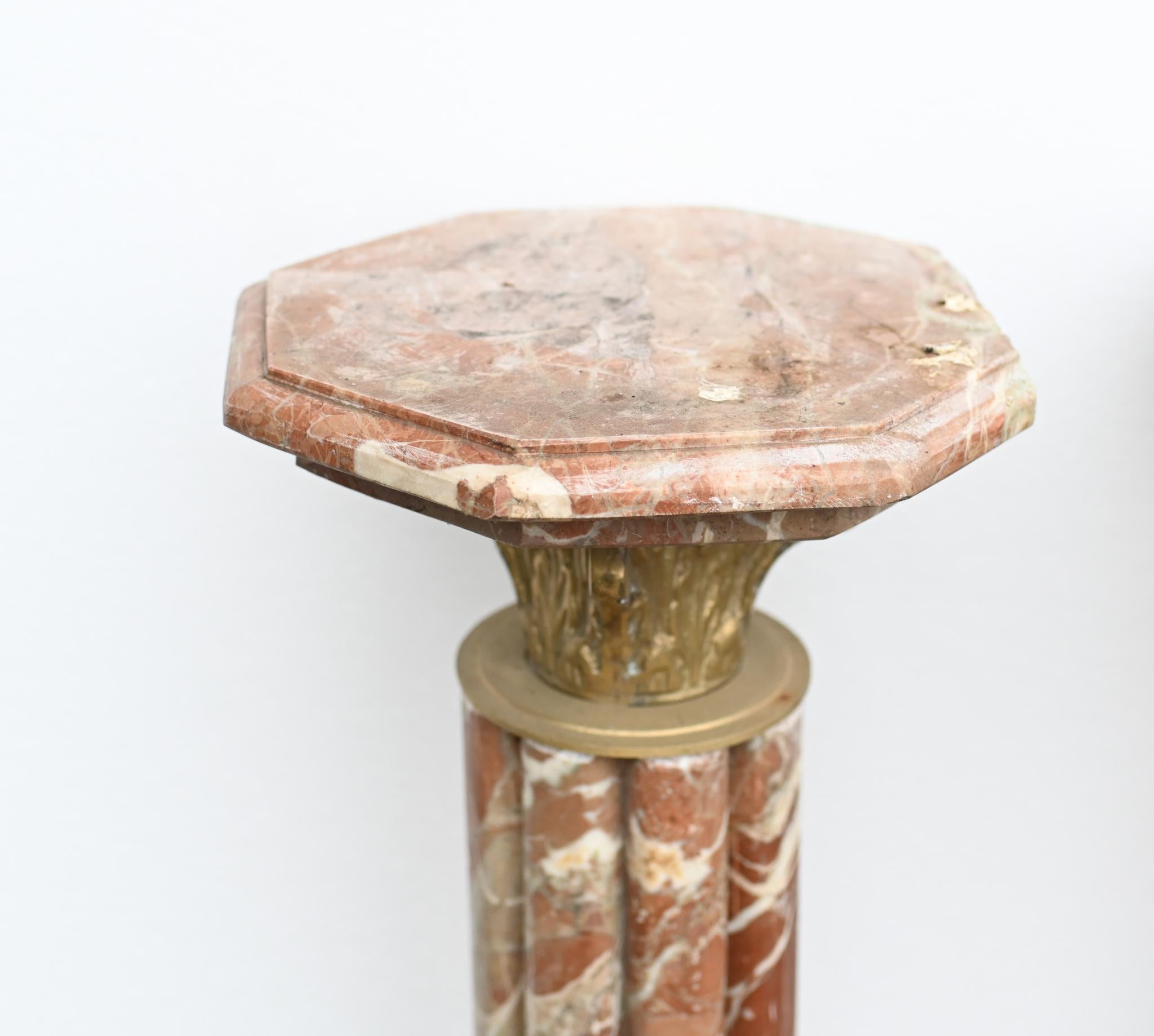 Paire d'urnes à piédestal en marbre - Tables à colonne classiques françaises en vente 4